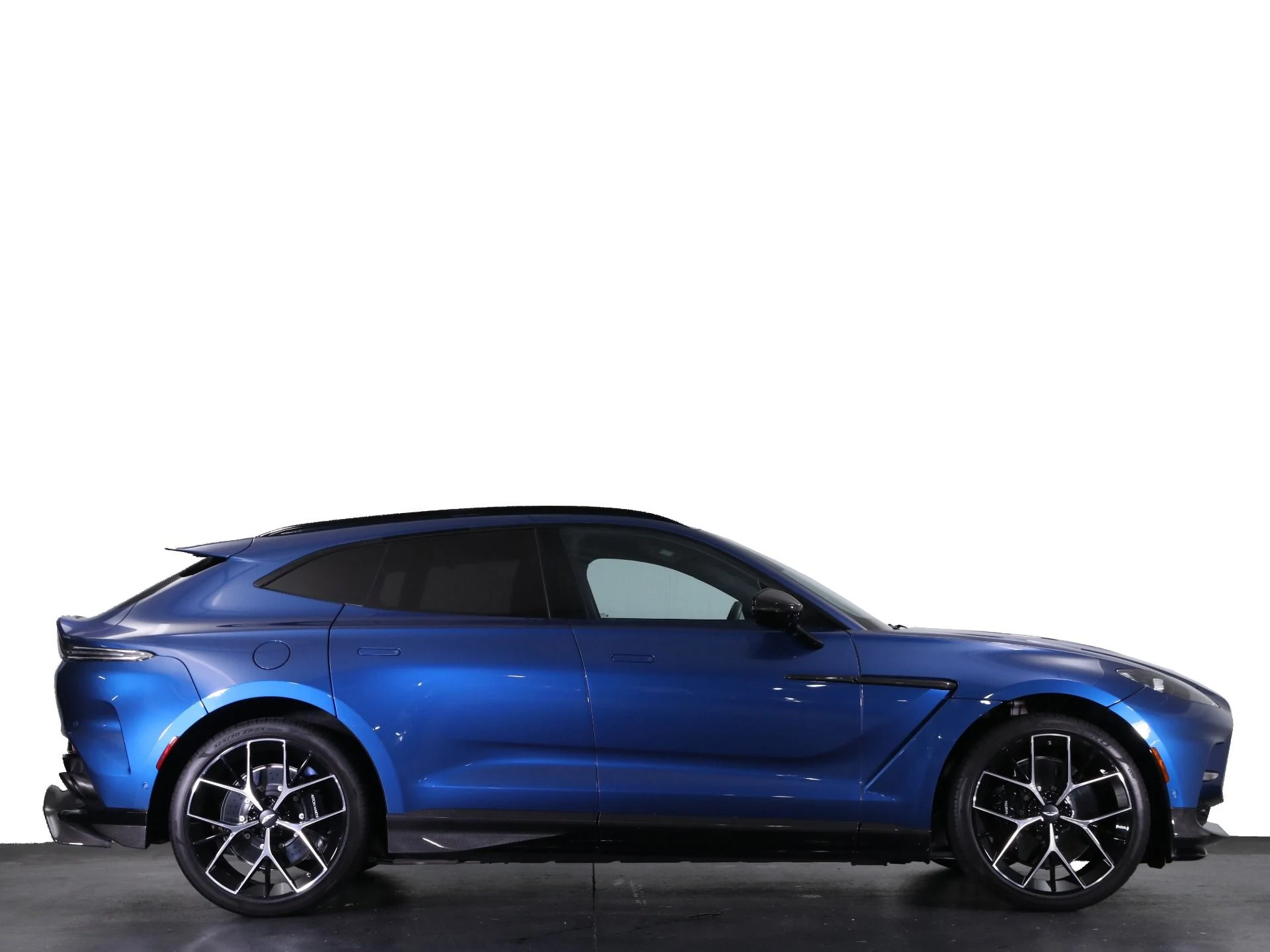 mph035_806074700_Used_2025_Aston_Martin_DBX_707_1758482784_fa9f41612f