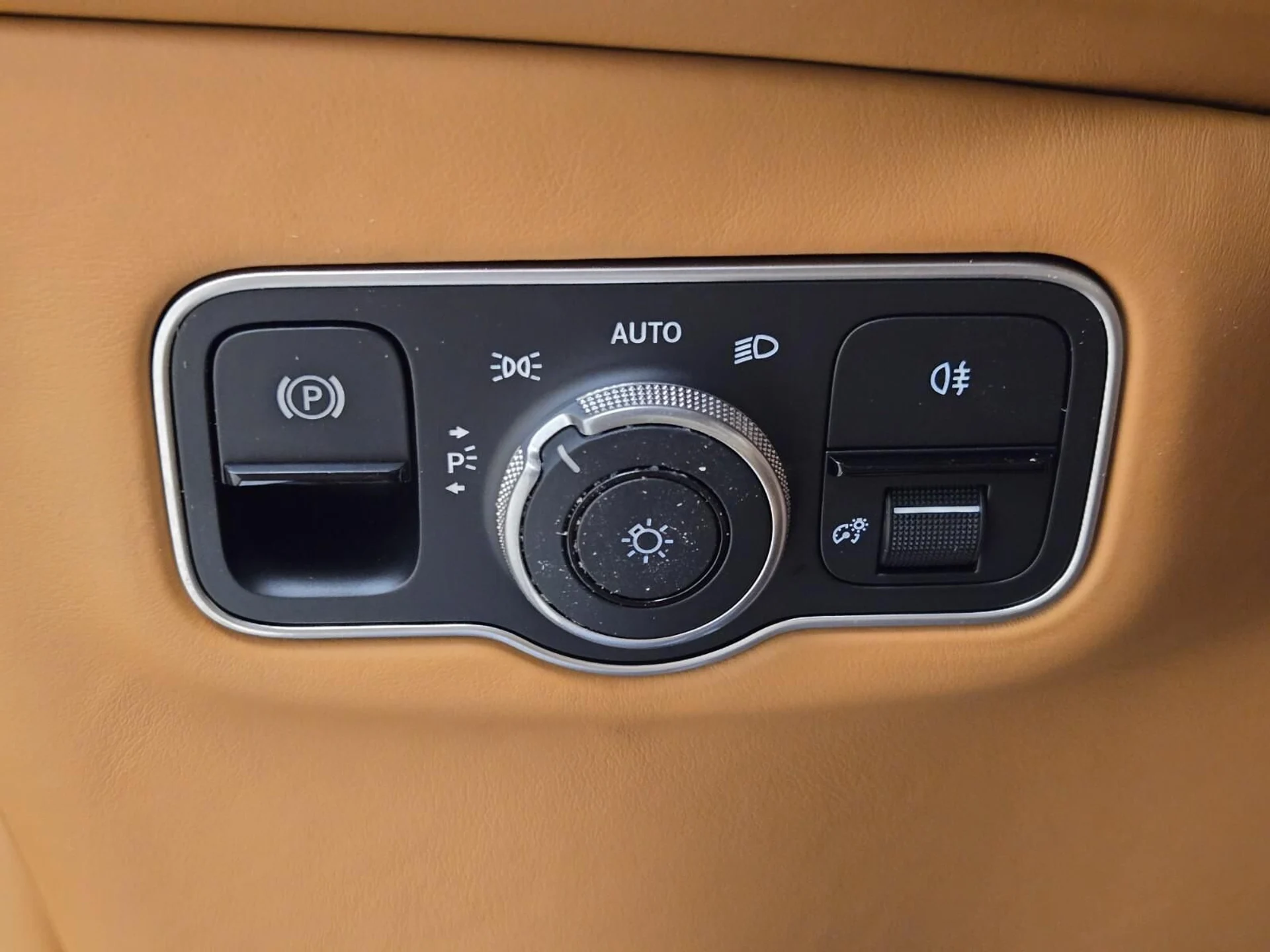 mph035_830147805_New_2026_Aston_Martin_DBX_707_1761371621_0102370cda