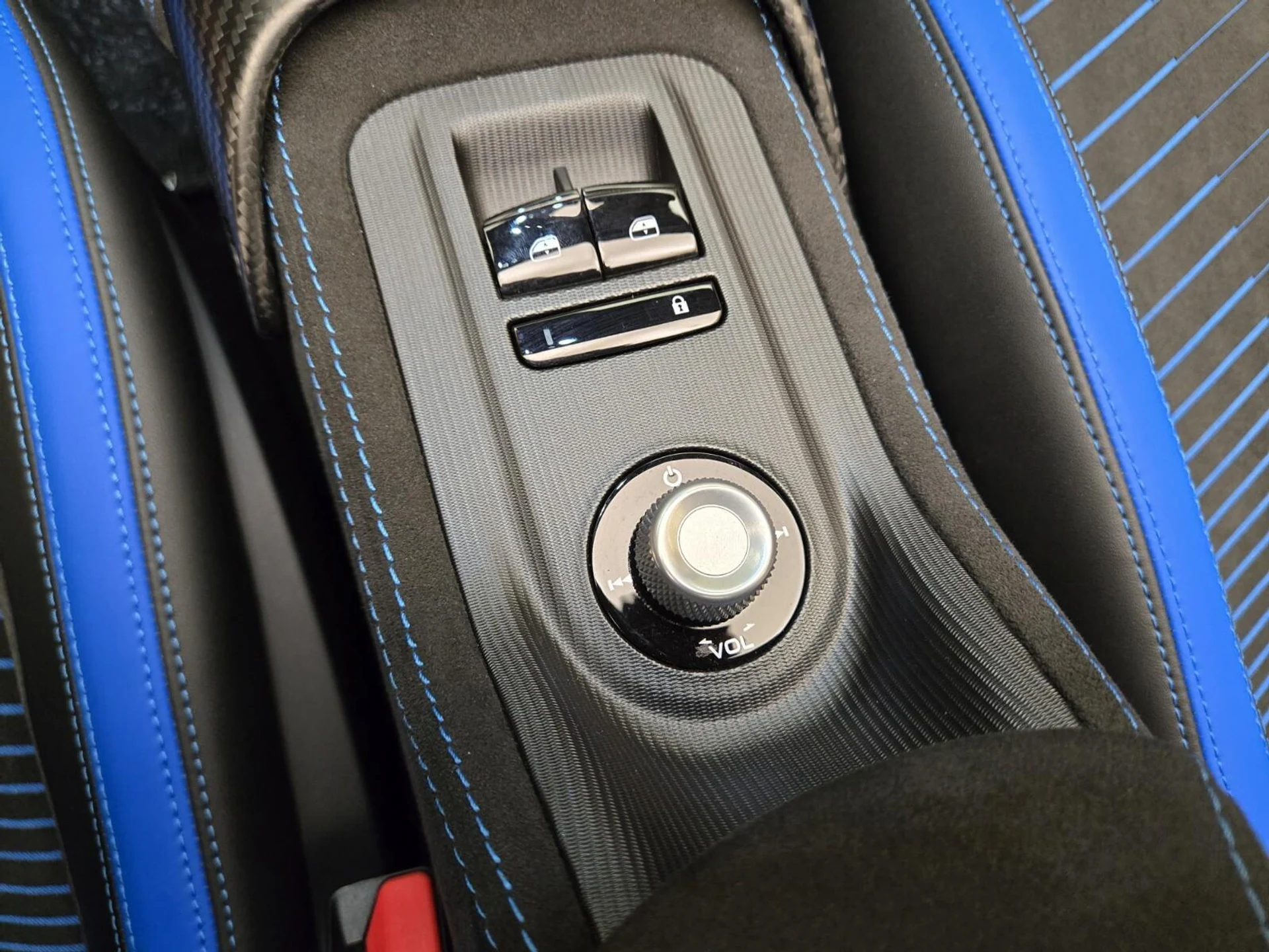 mph035_869142352_Used_2023_Maserati_MC_20_Cielo_1777354589_72dec8cea4