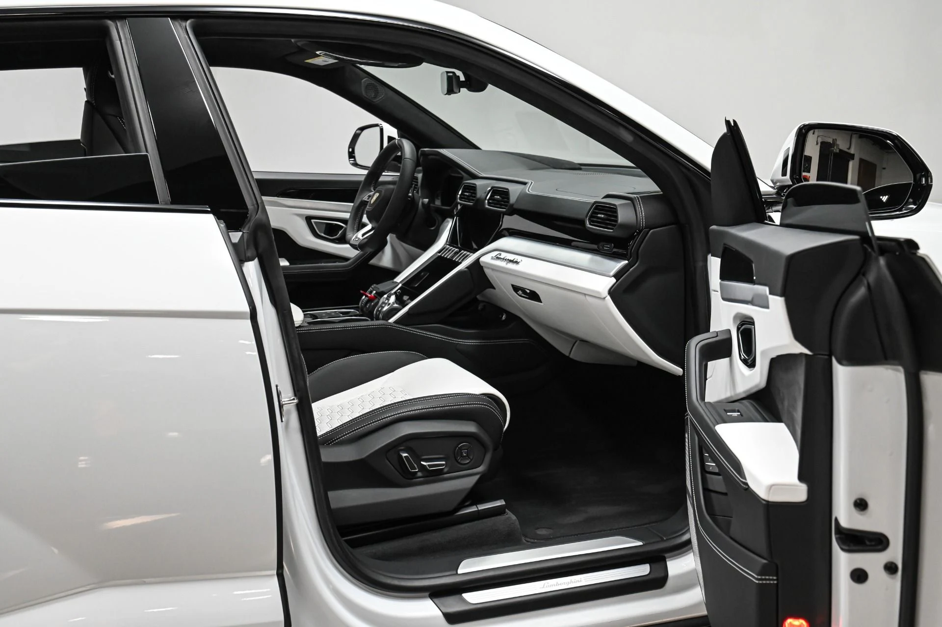 mph035_98607620_Used_2020_Lamborghini_Urus_1770313419_e321925a75