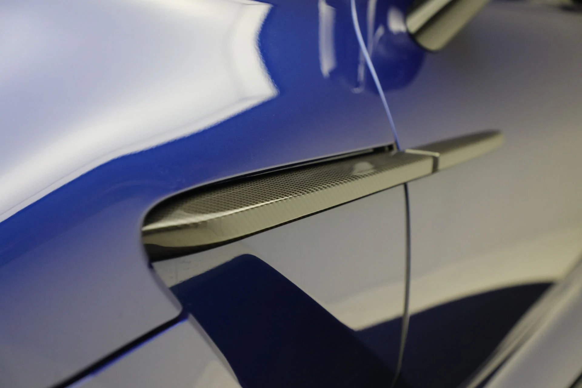 mph035_994244336_Used_2024_Aston_Martin_DBX_707_1761597901_d58eef3fac