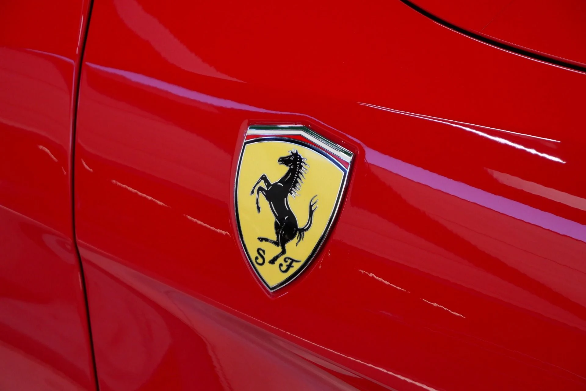 mph036_1008439278_Used_2018_Ferrari_GTC_4_Lusso_V12_1752852252_a9f3f2f3e8