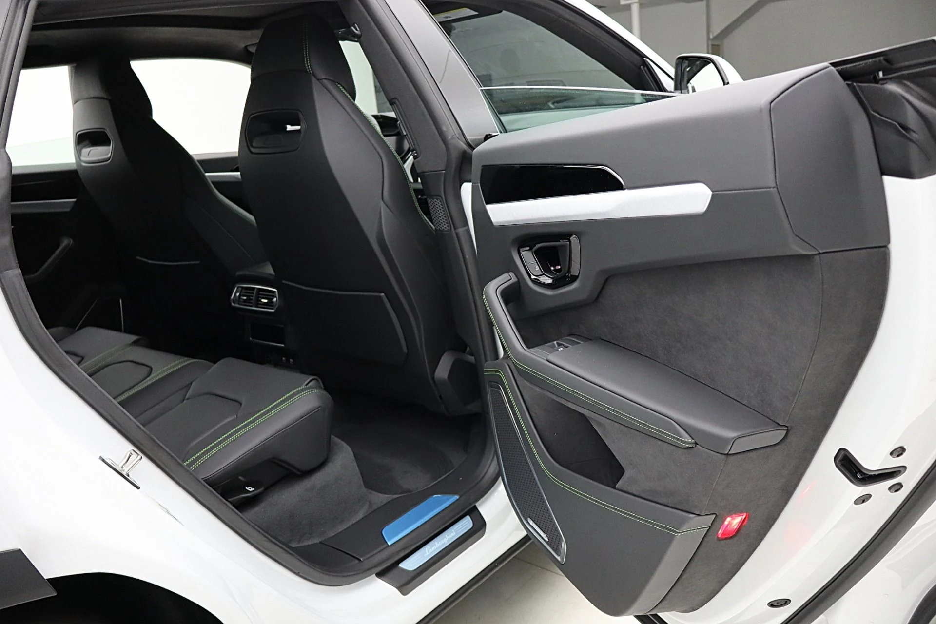 mph036_1008770732_New_2026_Lamborghini_Urus_SE_cf7c0a40a8
