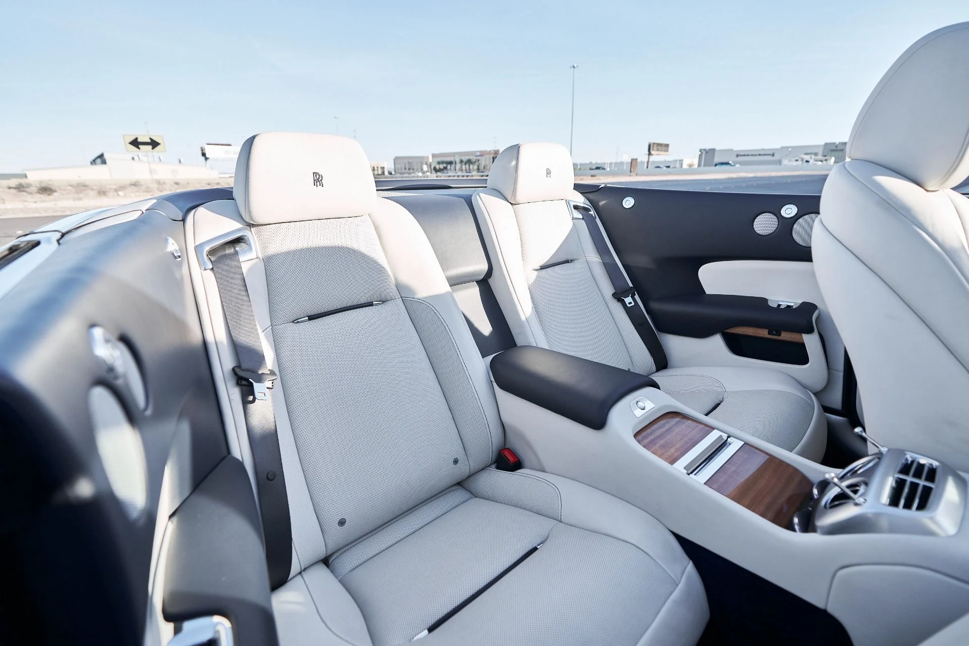 mph036_1024101746_Used_2018_Rolls_Royce_Dawn_1764124388_016a350e6a