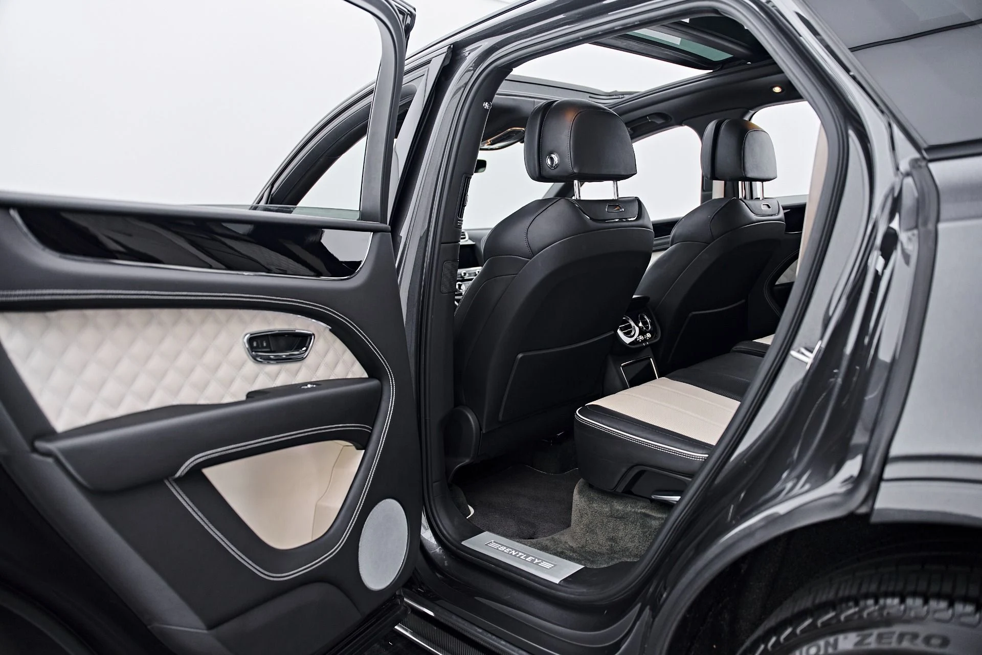 mph036_1028077678_Used_2022_Bentley_Bentayga_V8_1791935739_2a2b9e115a