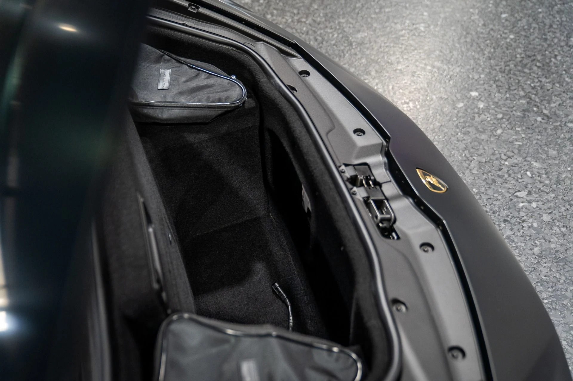 mph036_1029135710_Used_2018_Lamborghini_Huracan_LP_640_4_Performante_Ad_Personam_Paint_and_Interior_Massive_Sticker_1769148084_241197ee9a