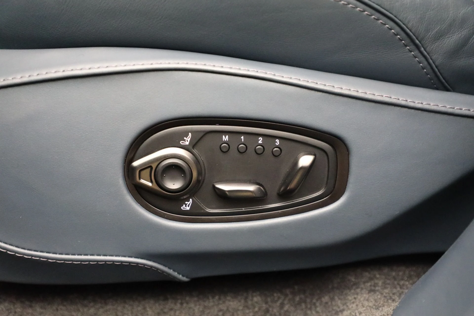 mph036_1037054676_New_2025_Aston_Martin_DBX_707_1762018753_4829942f5c