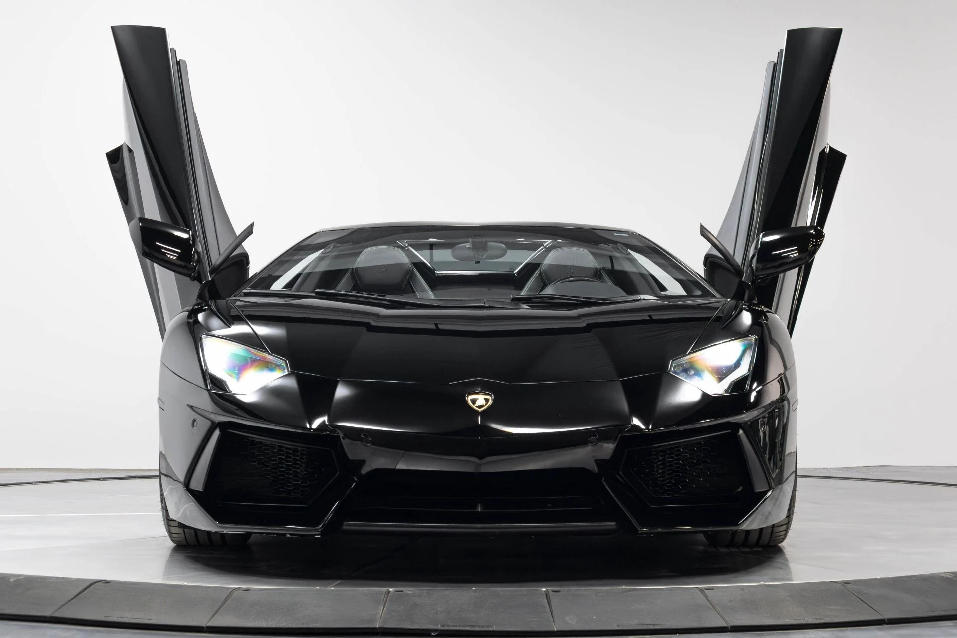 mph036_1039903131_Used_2015_Lamborghini_Aventador_LP_700_4_1780593182_2ba4a08887