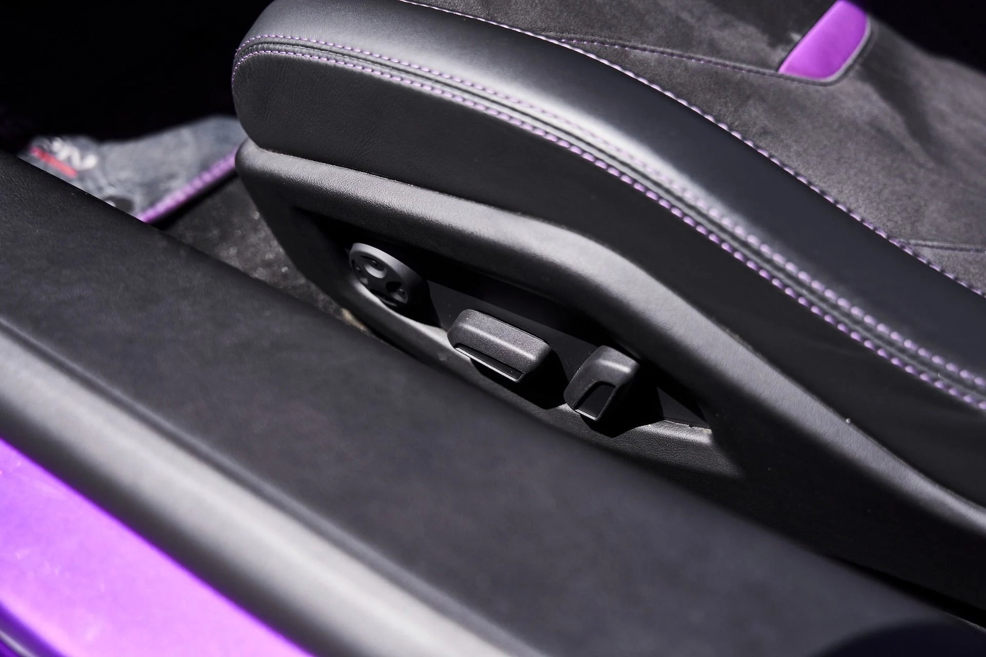 mph036_1042786445_Used_2024_Lamborghini_Huracan_EVO_Base_1776733889_491fc09513