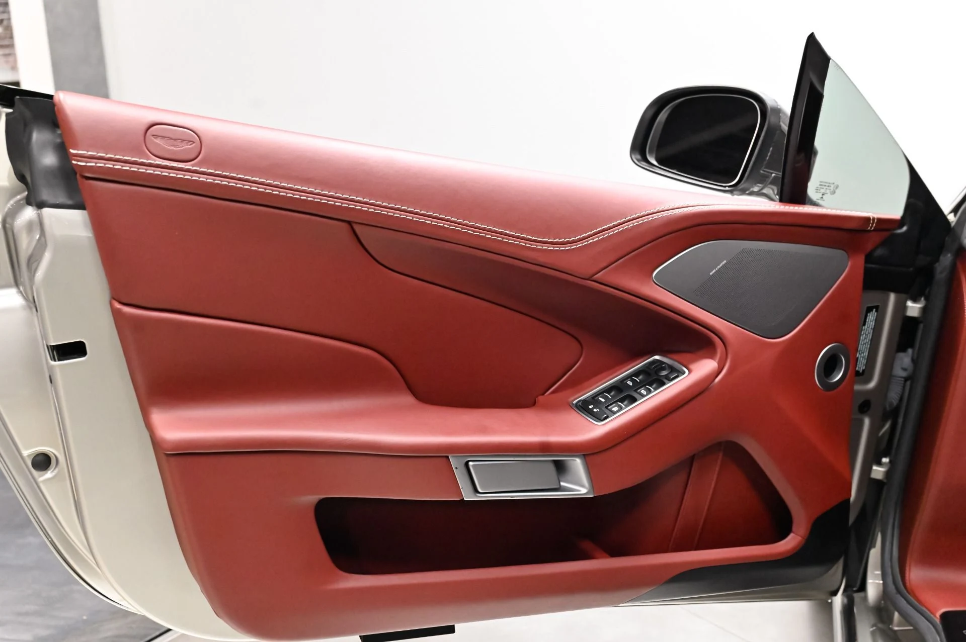 mph036_1050439622_Used_2014_Aston_Martin_Vanquish_V12_1793299602_a9a1921858