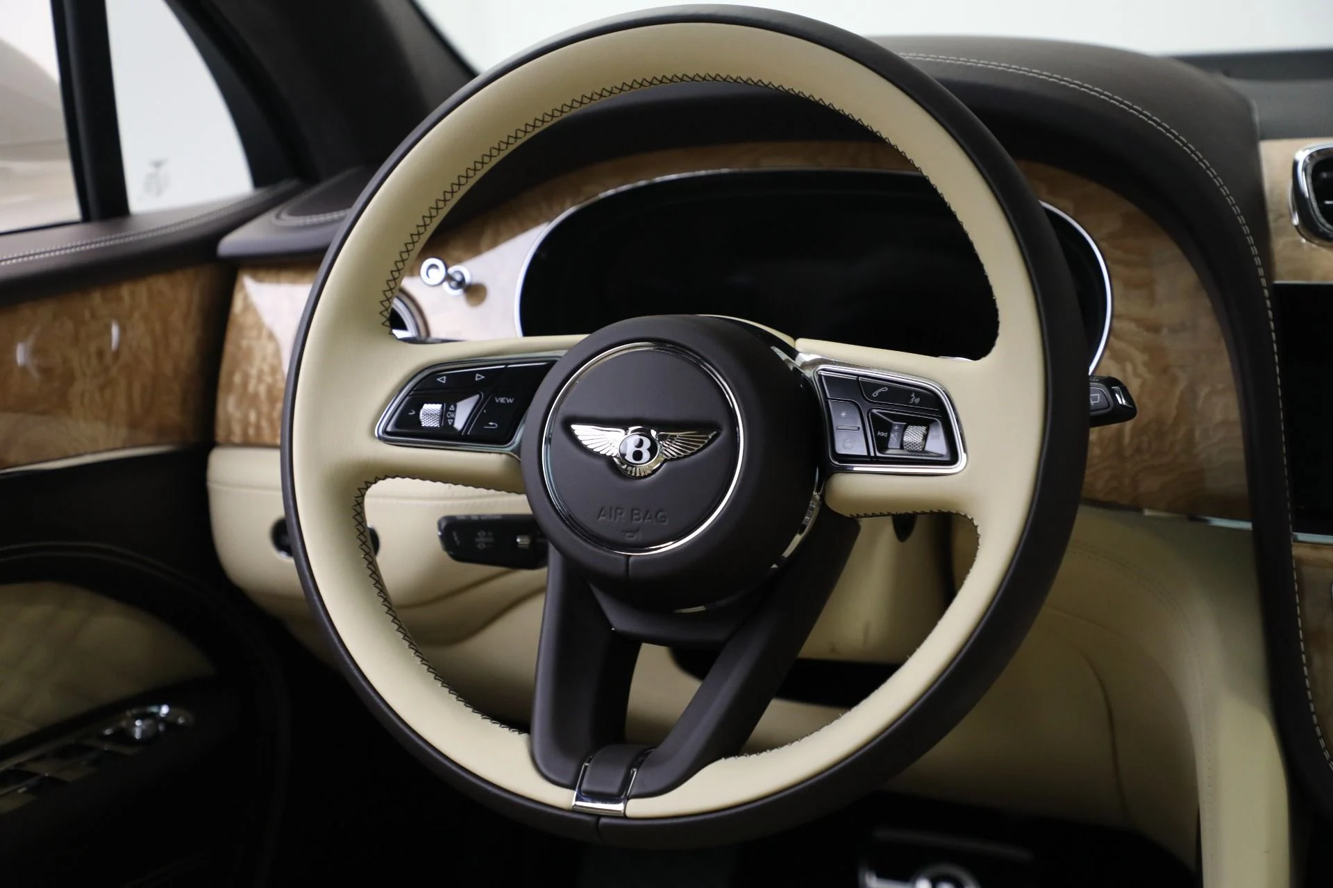 mph036_106954370_New_2025_Bentley_Bentayga_Azure_V8_dab0279ea2