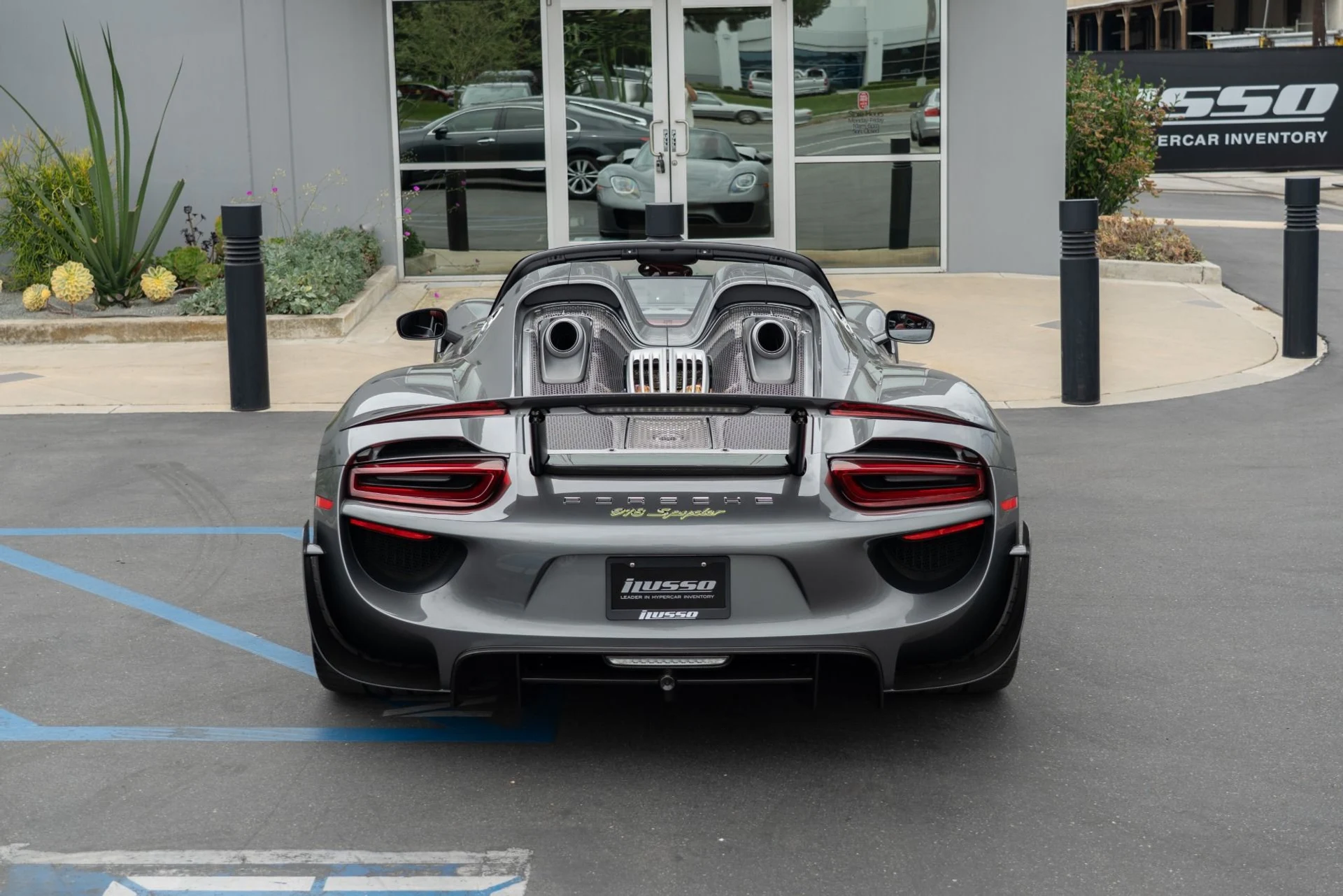 mph036_1070957591_Used_2015_Porsche_918_Spyder_1756496999_1577599d77