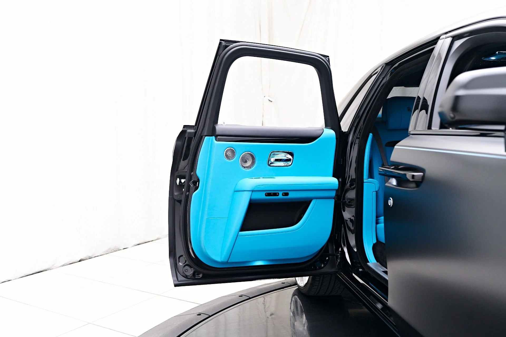 mph036_1081064093_Used_2024_Rolls_Royce_Ghost_Base_1755131984_b86bd14c38