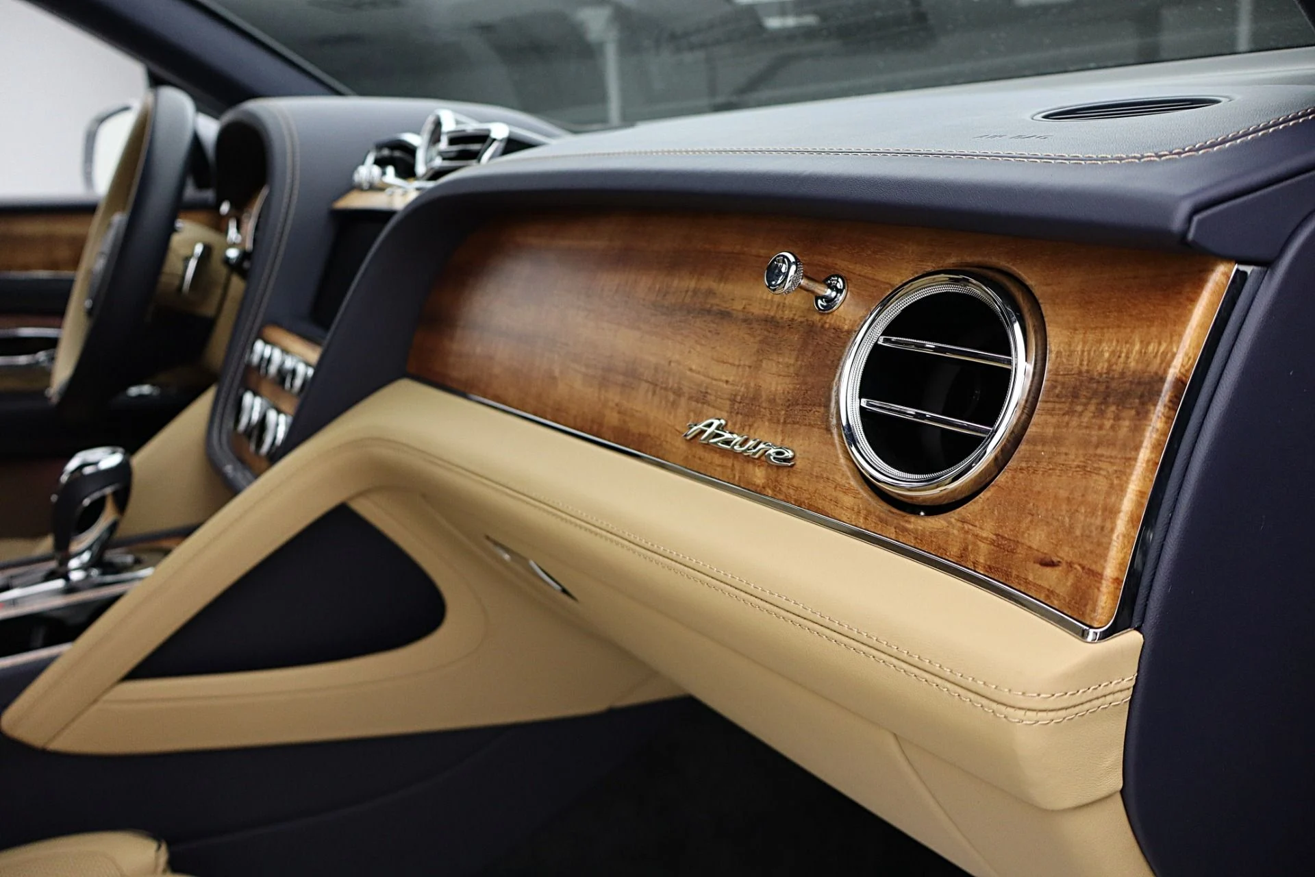 mph036_1084415246_Used_2025_Bentley_Bentayga_Azure_V8_LEASE_OPTIONS_AVAILABLE_e288221aab