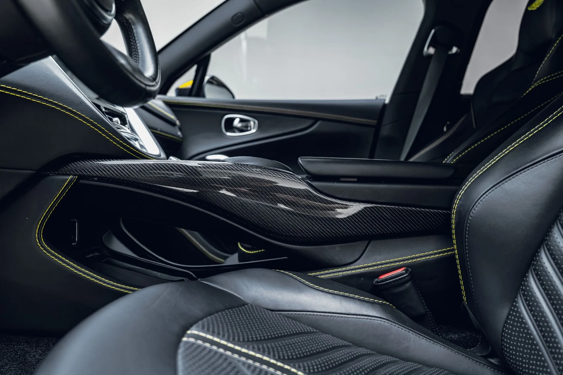 mph036_1107226540_Used_2023_Aston_Martin_DBX_707_1782930818_cecdf39a4a