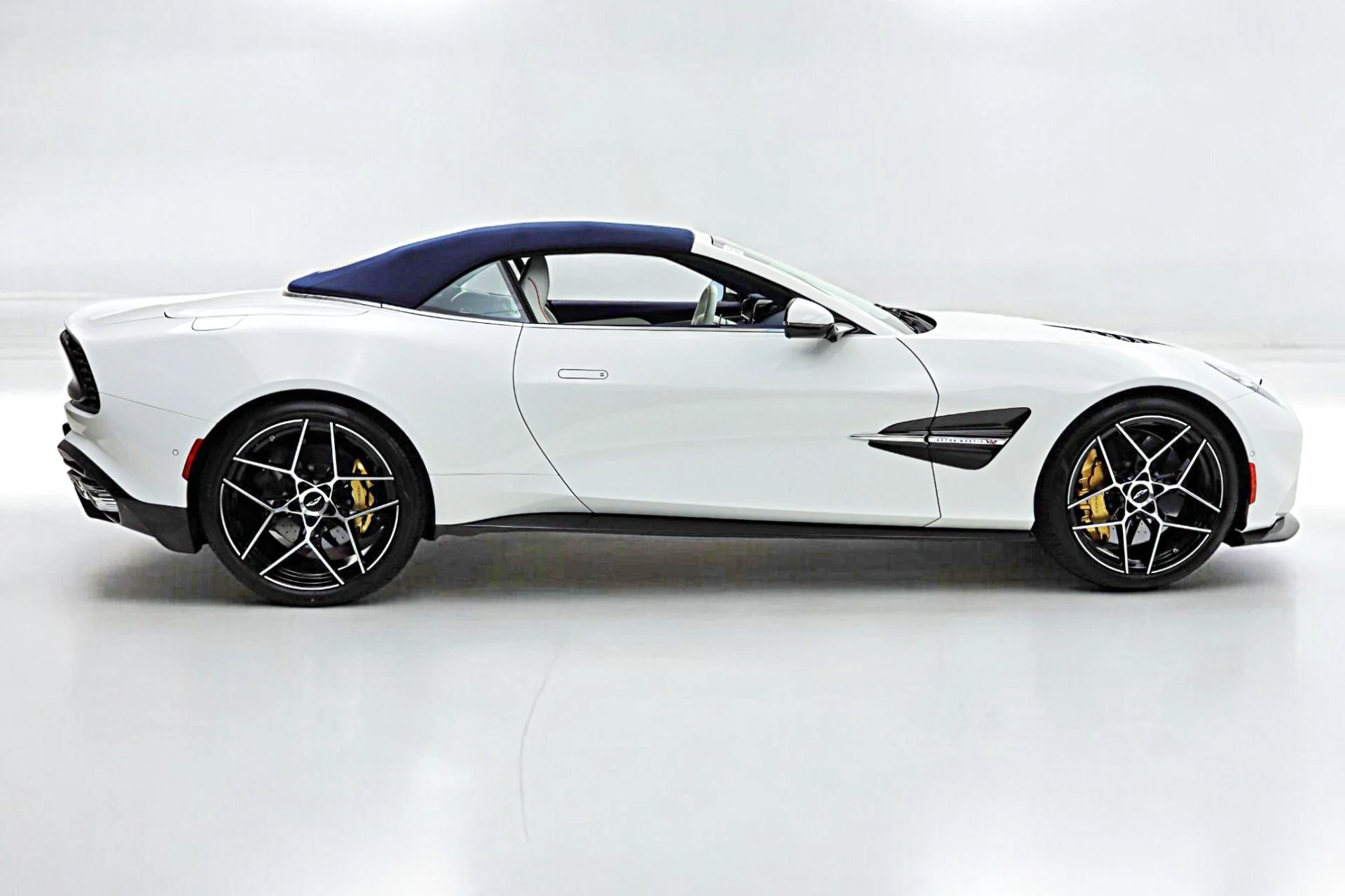 mph036_1126571117_New_2026_Aston_Martin_Vanquish_Volante_623d3f85d5