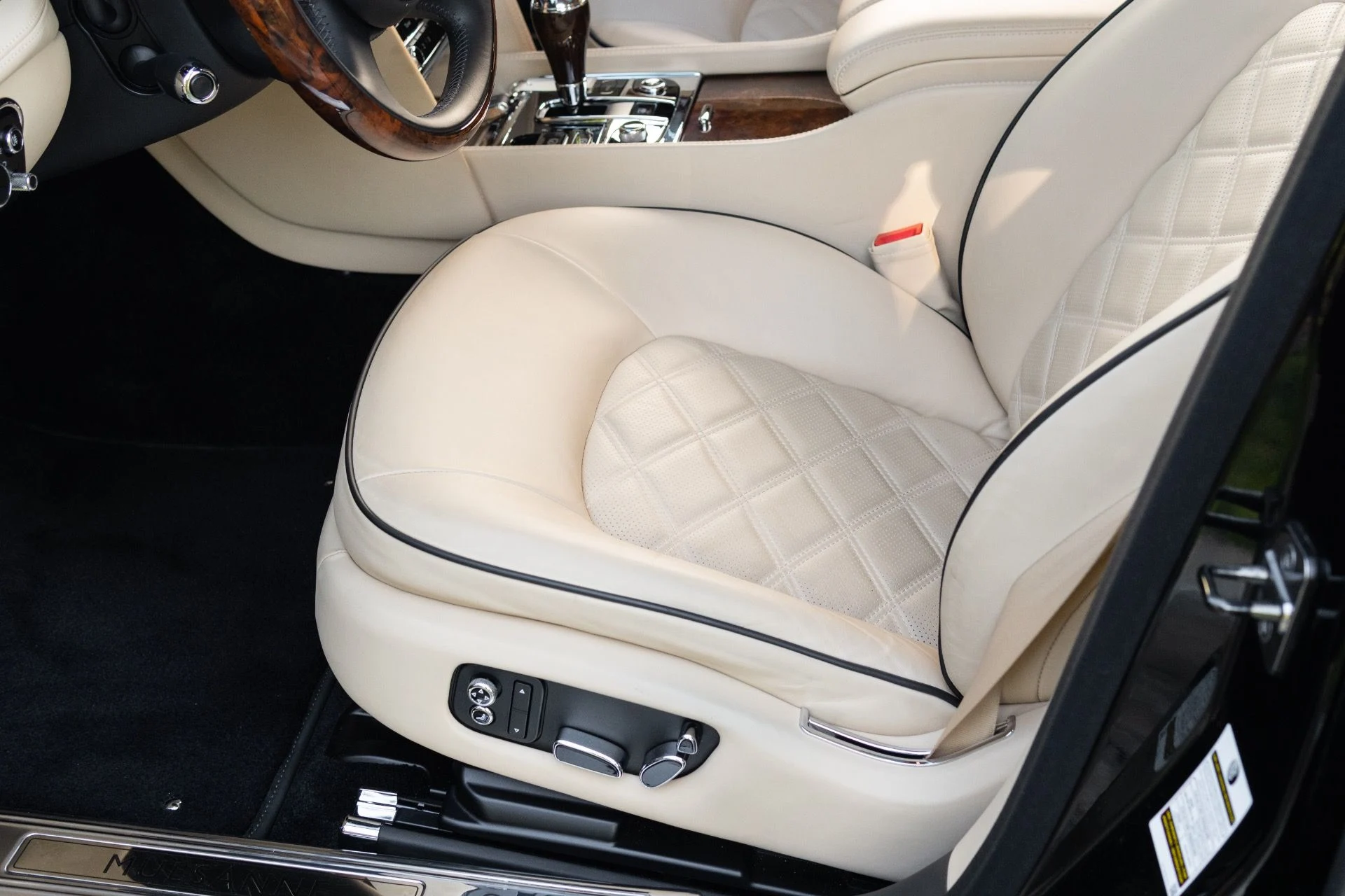 mph036_1149767994_Used_2014_Bentley_Mulsanne_1774576298_7961a17836