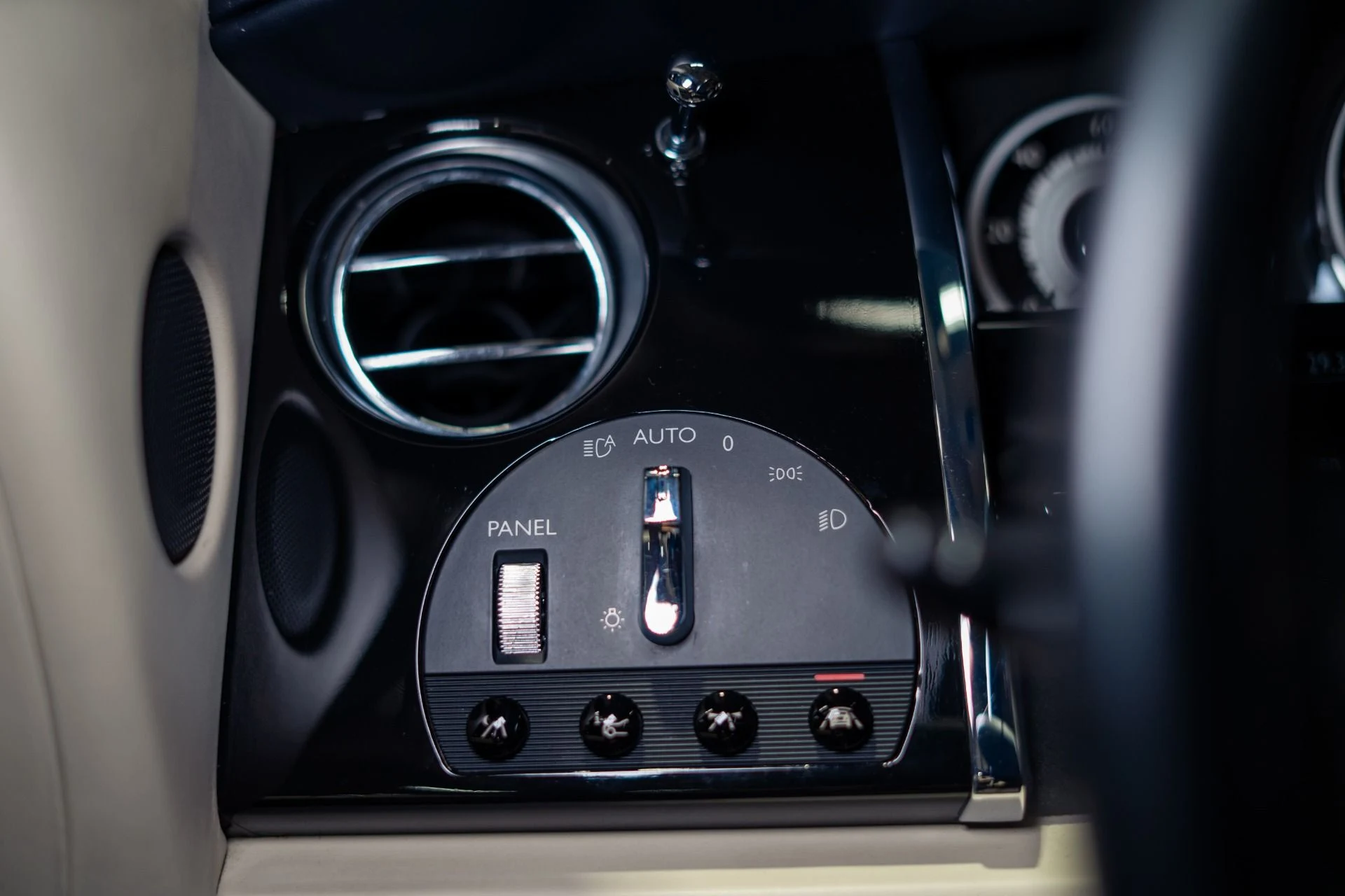 mph036_1156372055_Used_2014_Rolls_Royce_Wraith_Bespoke_Interior_1784145568_7010aa6903