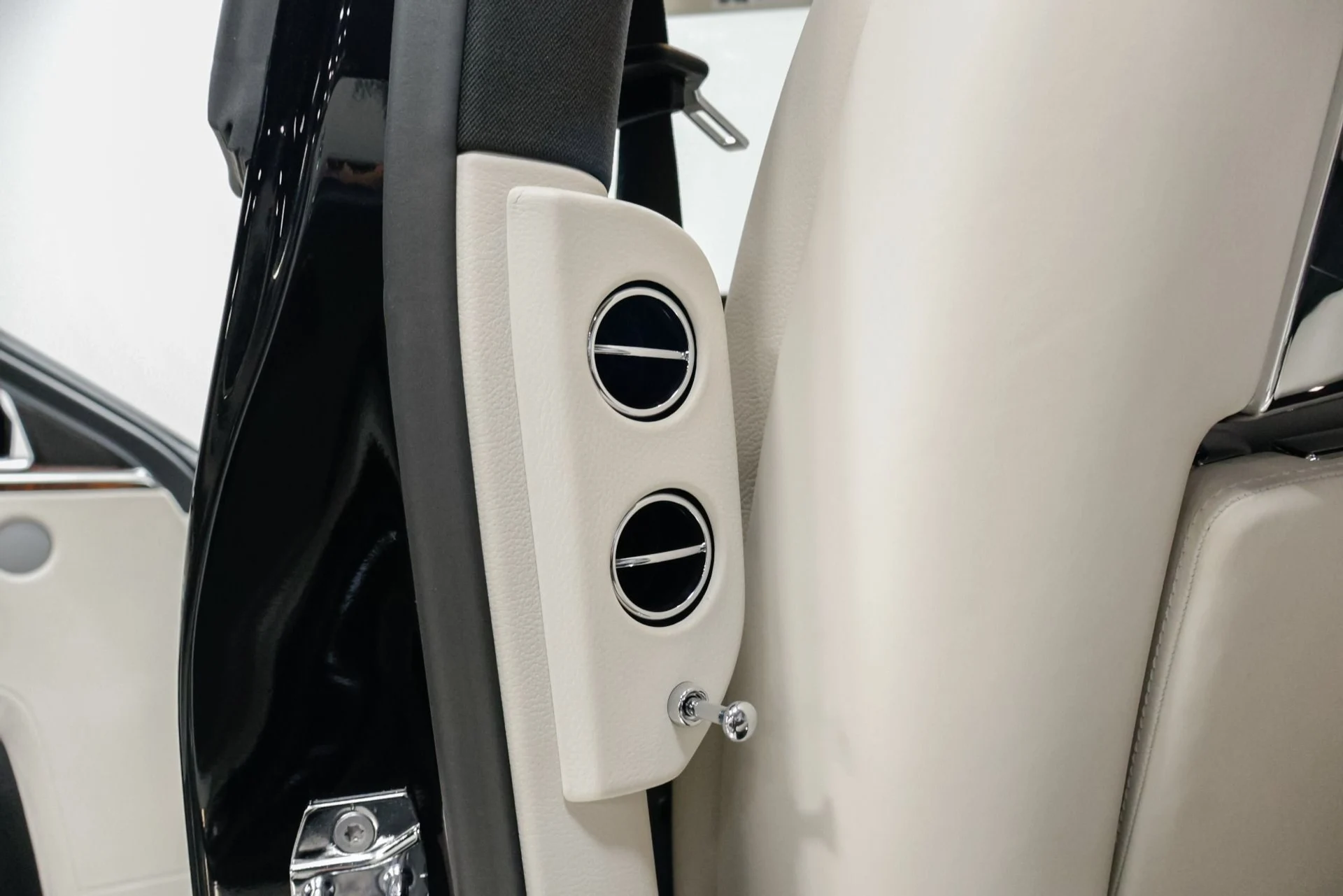 mph036_1171693694_Used_2015_Rolls_Royce_Ghost_Base_1760537897_ca06eee2c4