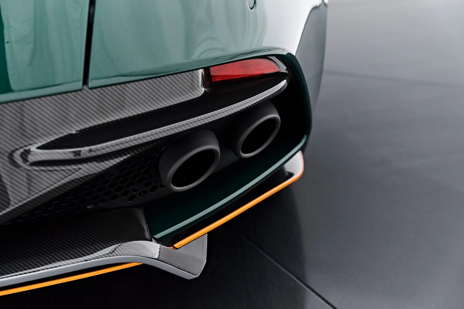 mph036_1171858918_Used_2023_Aston_Martin_DBS_Ultimate_1787789414_98a3121a86