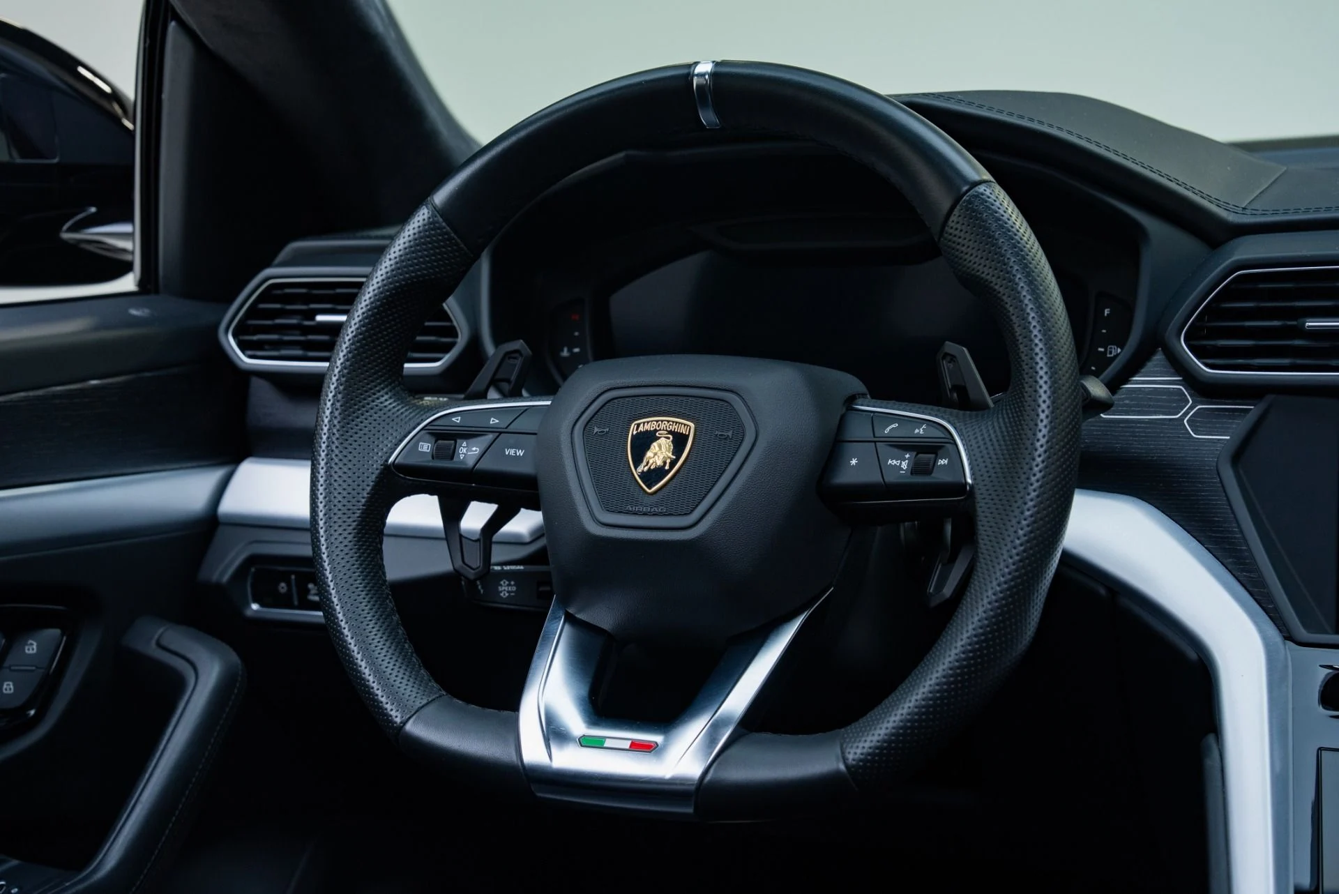 mph036_1209747775_Used_2019_Lamborghini_Urus_1778703309_c9322dbe68
