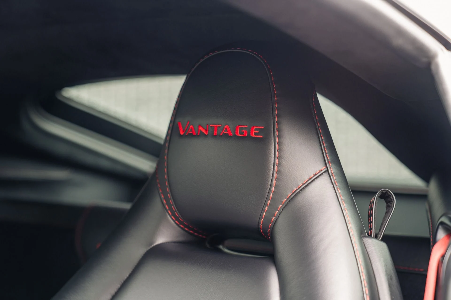 mph036_1211653092_Used_2019_Aston_Martin_Vantage_Painted_Hyper_Red_1790717746_edcd10fbfb