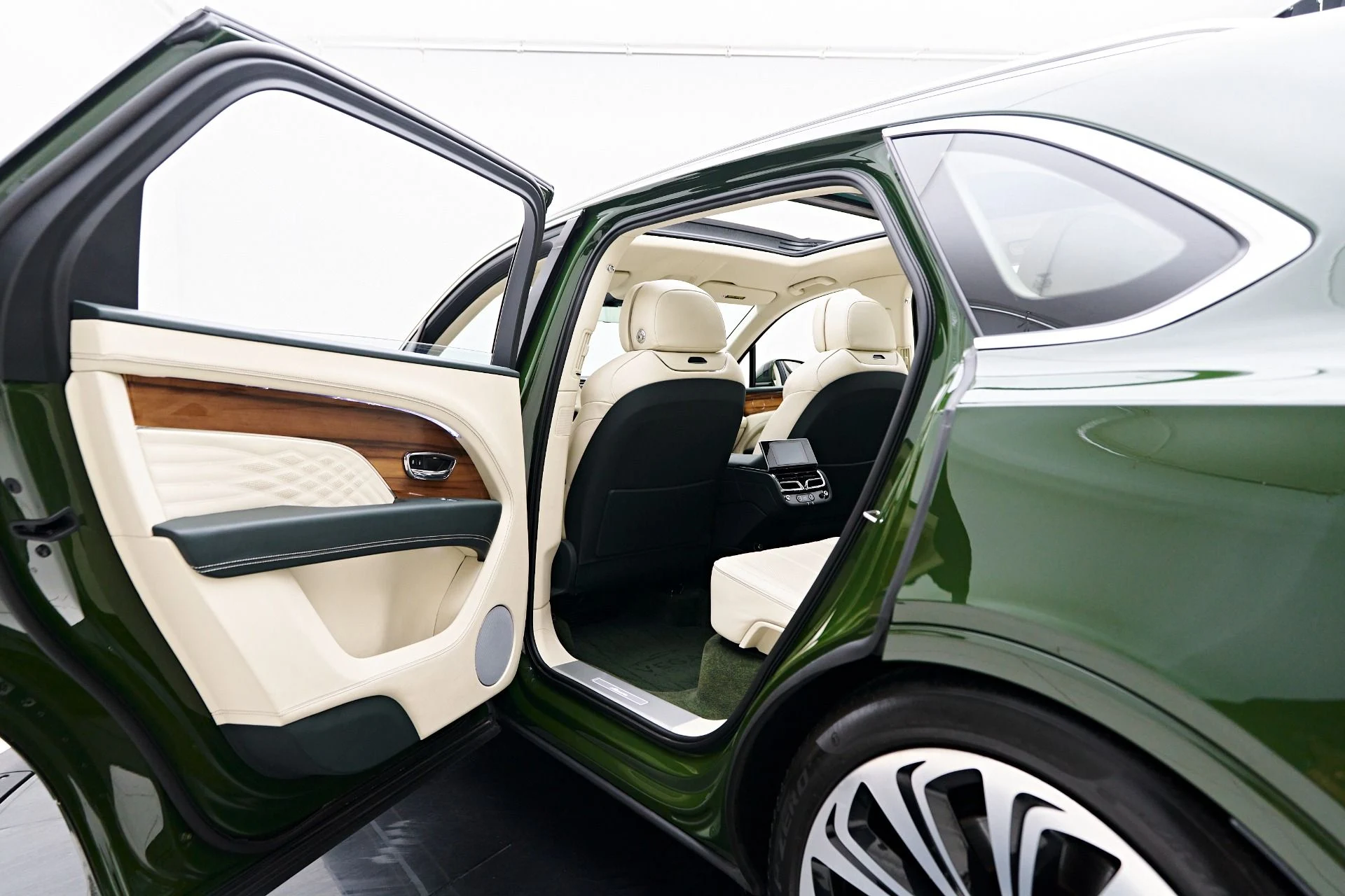 mph036_1212707960_Used_2023_Bentley_Bentayga_EWB_1754782435_c7d5c3bed0