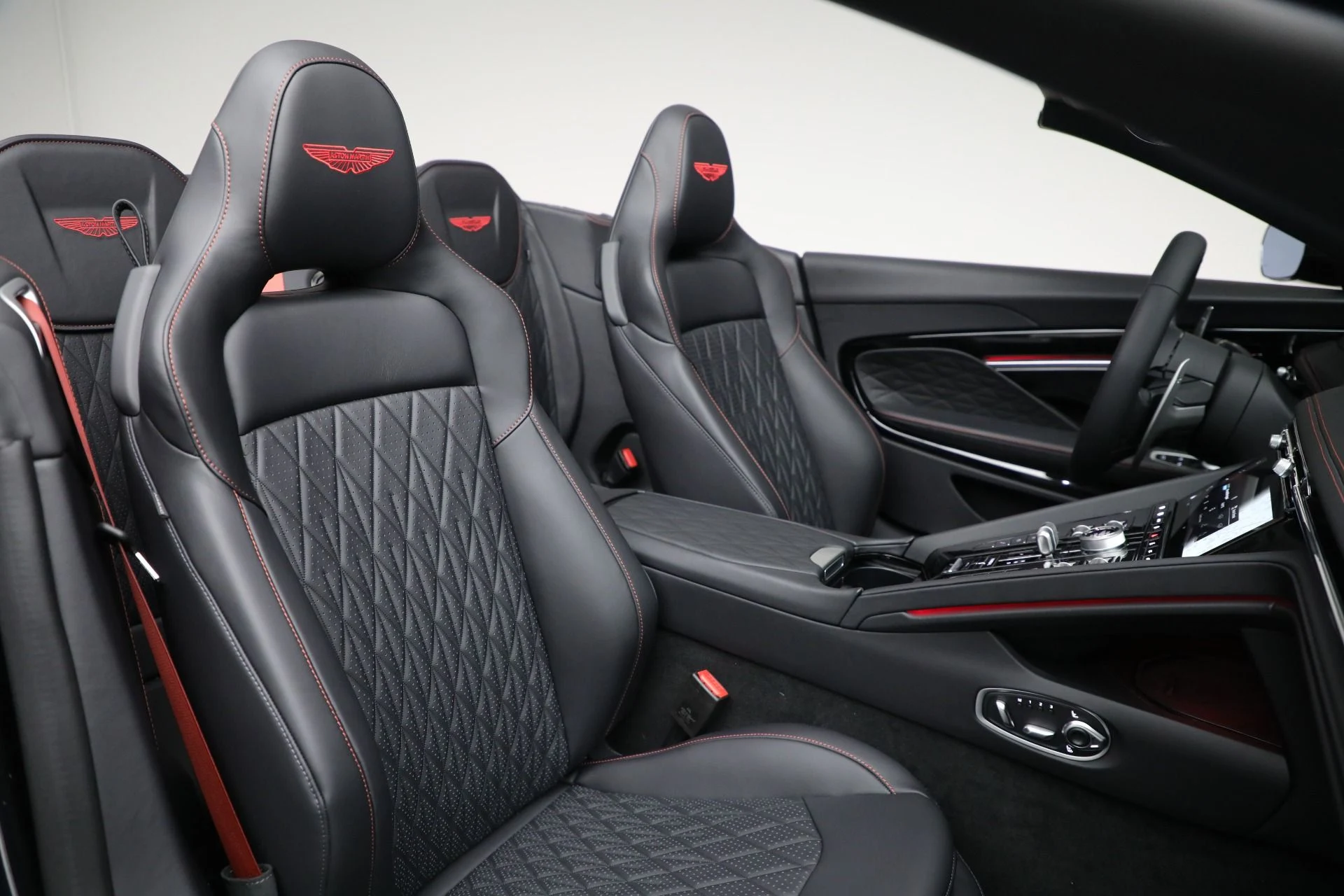 mph036_1223206417_New_2025_Aston_Martin_DB_12_Volante_e88fb4712c