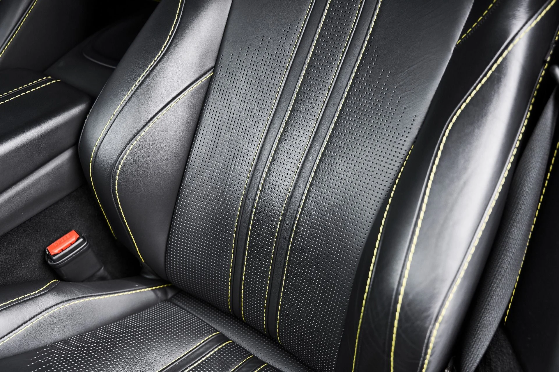 mph036_1291145982_Used_2023_Aston_Martin_Vantage_1775333347_7a8b83bce9