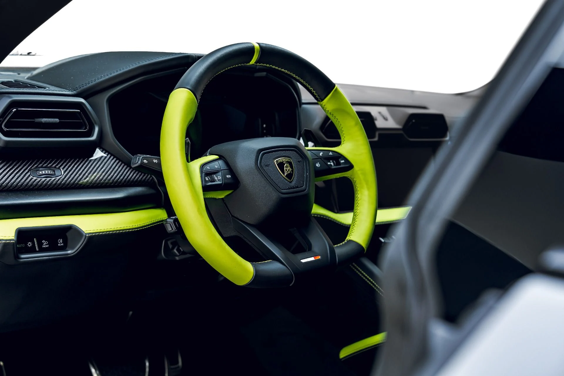mph036_1295270321_Used_2025_Lamborghini_Urus_SE_1783370079_4c25447c16