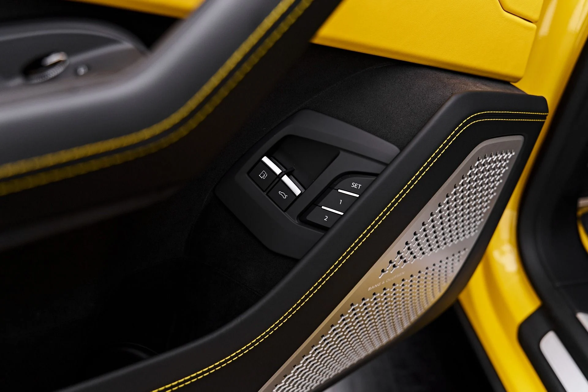 mph036_1297099698_Used_2025_Lamborghini_Urus_SE_1788049903_7bf7d55510
