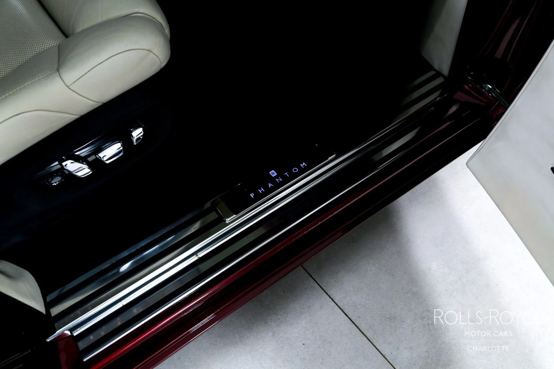 mph036_1316255450_Used_2019_Rolls_Royce_Phantom_1786657076_86f8e32b73
