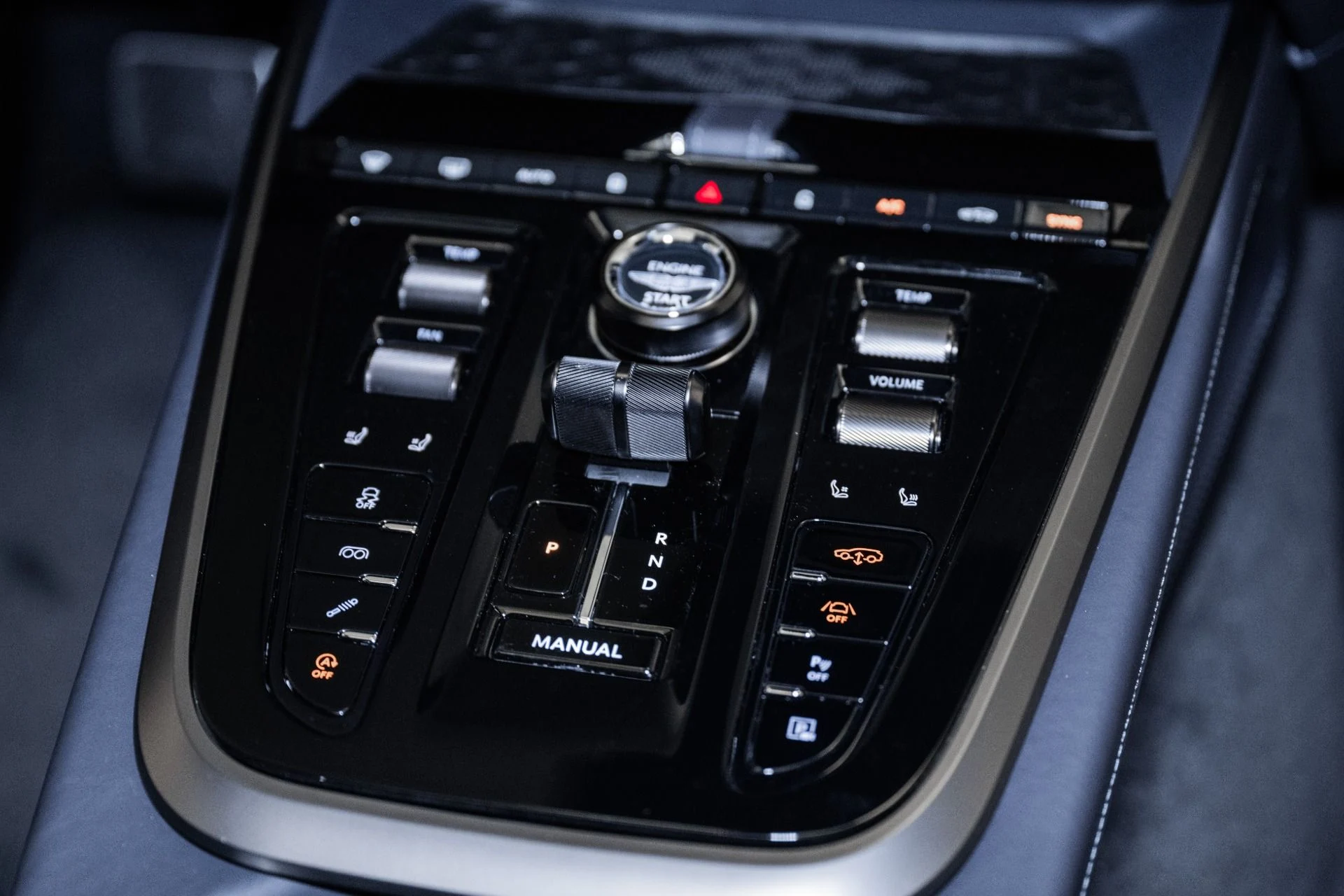 mph036_1338495699_Used_2025_Aston_Martin_DBX_707_1754709382_da38a598b1