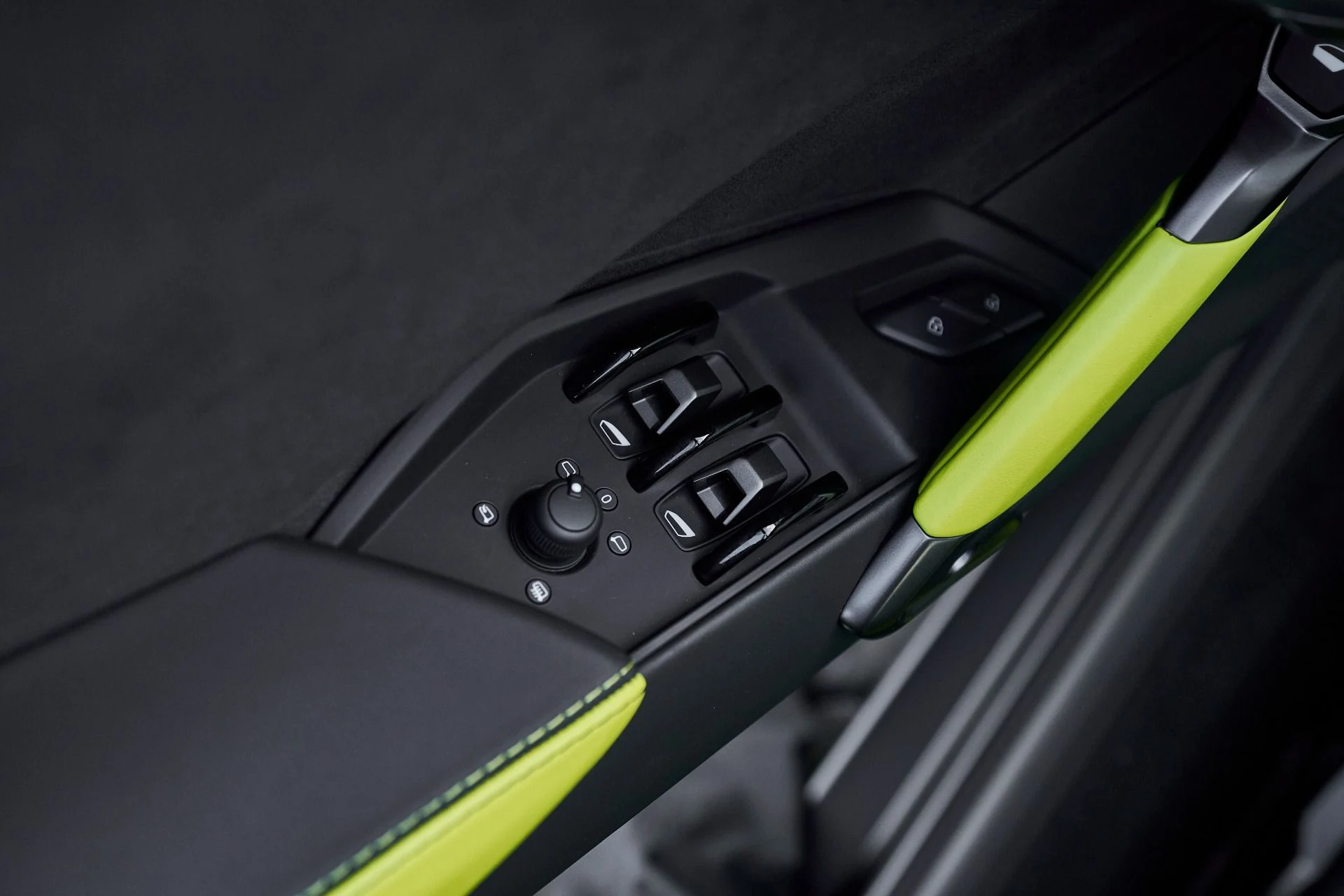 mph036_1339522748_Used_2024_Lamborghini_Revuelto_1763604737_26ccecce55