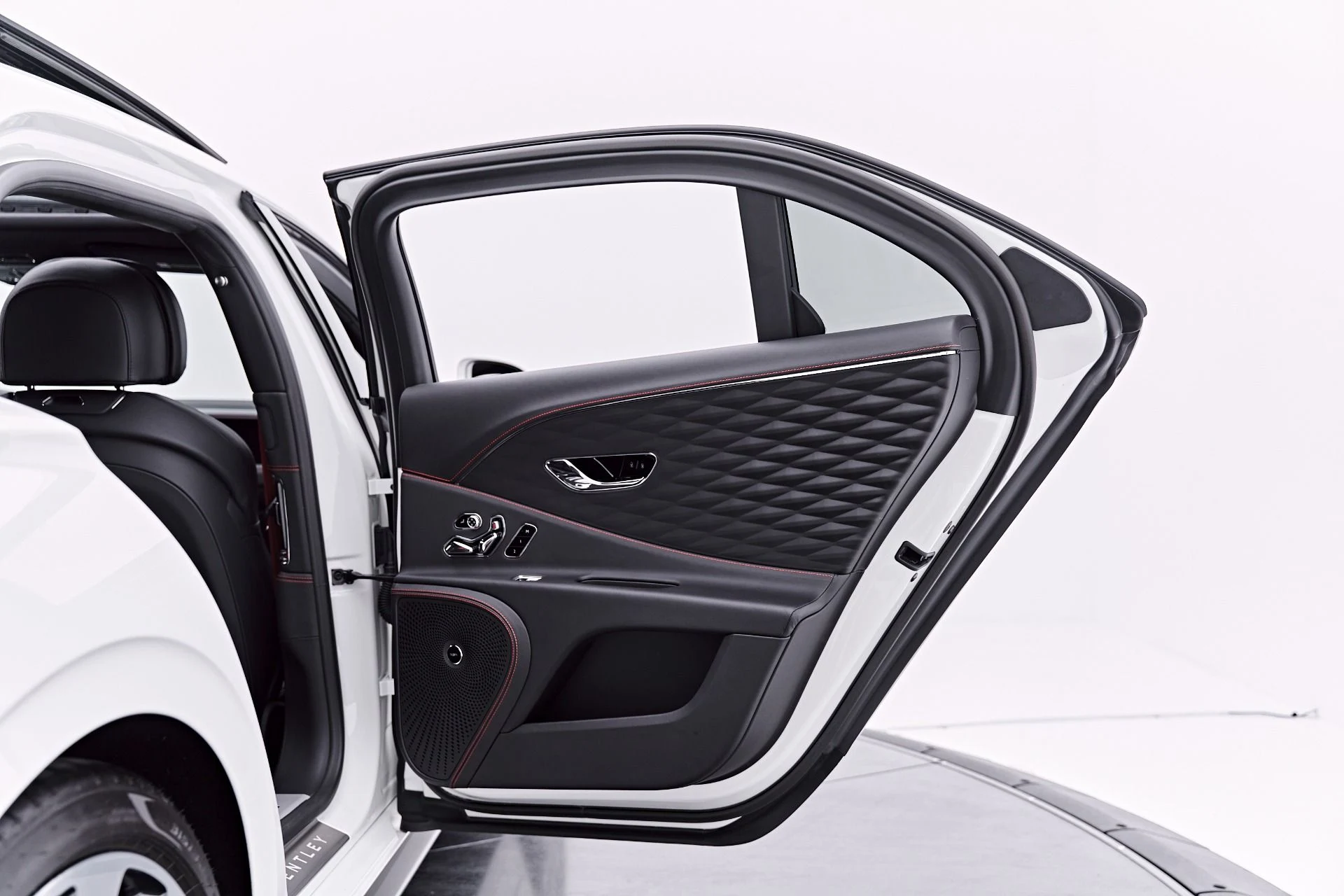mph036_1347909449_Used_2022_Bentley_Flying_Spur_V8_1786412506_a2784182be