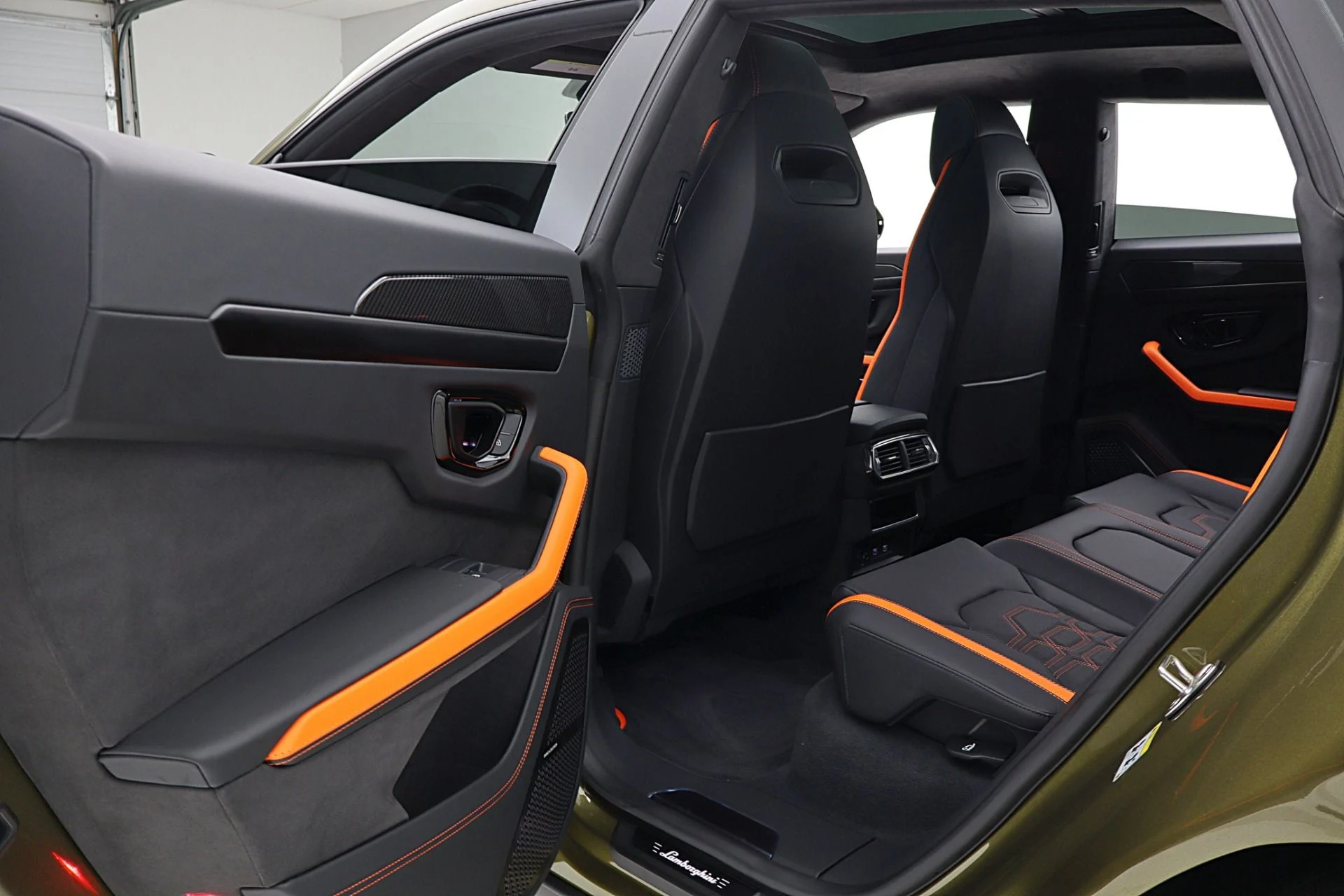 mph036_1348425010_Used_2026_Lamborghini_Urus_SE_17cb3c30f3