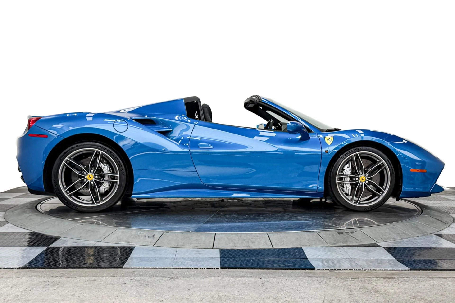 mph036_1354418545_Used_2018_Ferrari_488_Spider_Very_Low_Miles_Special_Paint_Color_Daytona_Seats_1785341858_c6063974ad