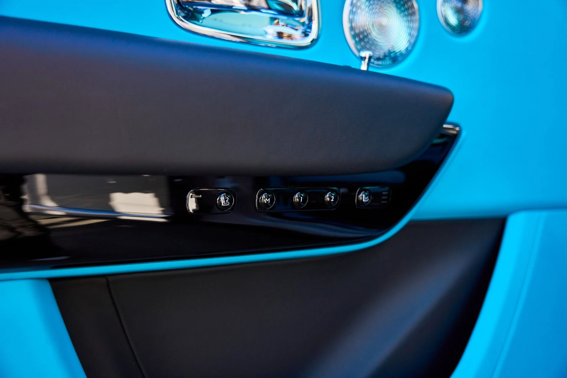 mph036_1445032693_Used_2025_Rolls_Royce_Cullinan_Base_1767668808_0b345c843f