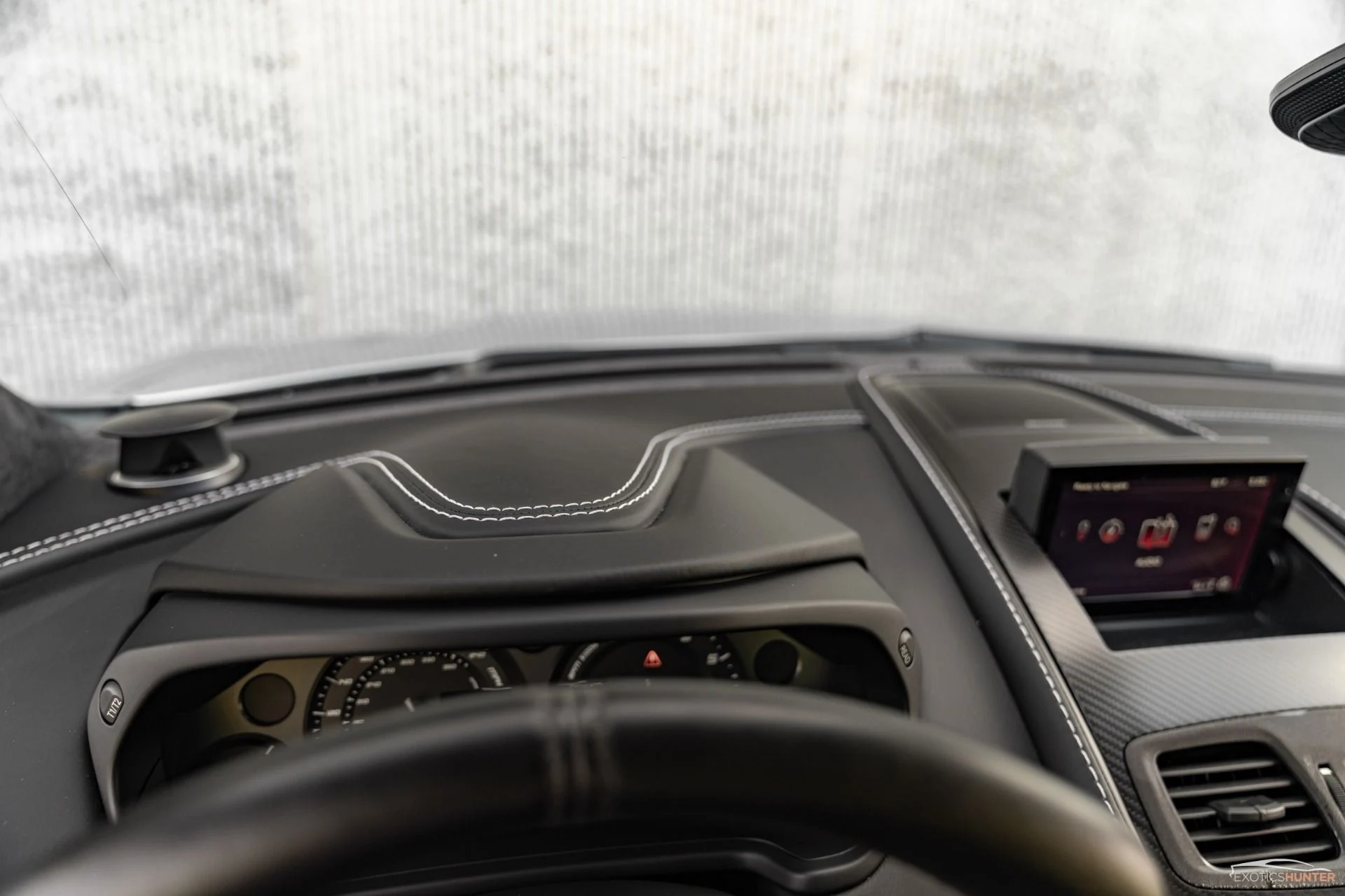 mph036_1453780874_Used_2014_Aston_Martin_Vanquish_Iconic_Skyfall_Silver_w_One77_Steering_Wheel_Carbon_Roof_1721934406_287b4d9bcc
