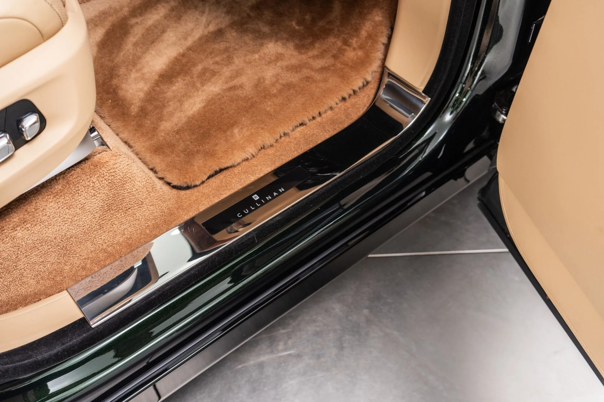 mph036_1479977448_Used_2025_Rolls_Royce_Cullinan_1773778505_1c619cbbf9