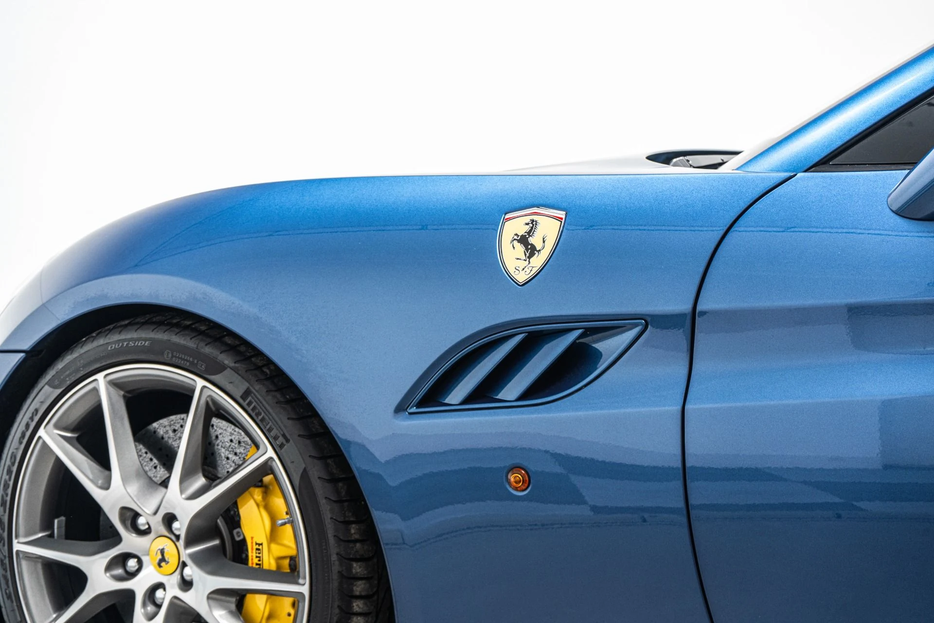 mph036_1521609362_Used_2010_Ferrari_California_1774646795_86cc5d0982