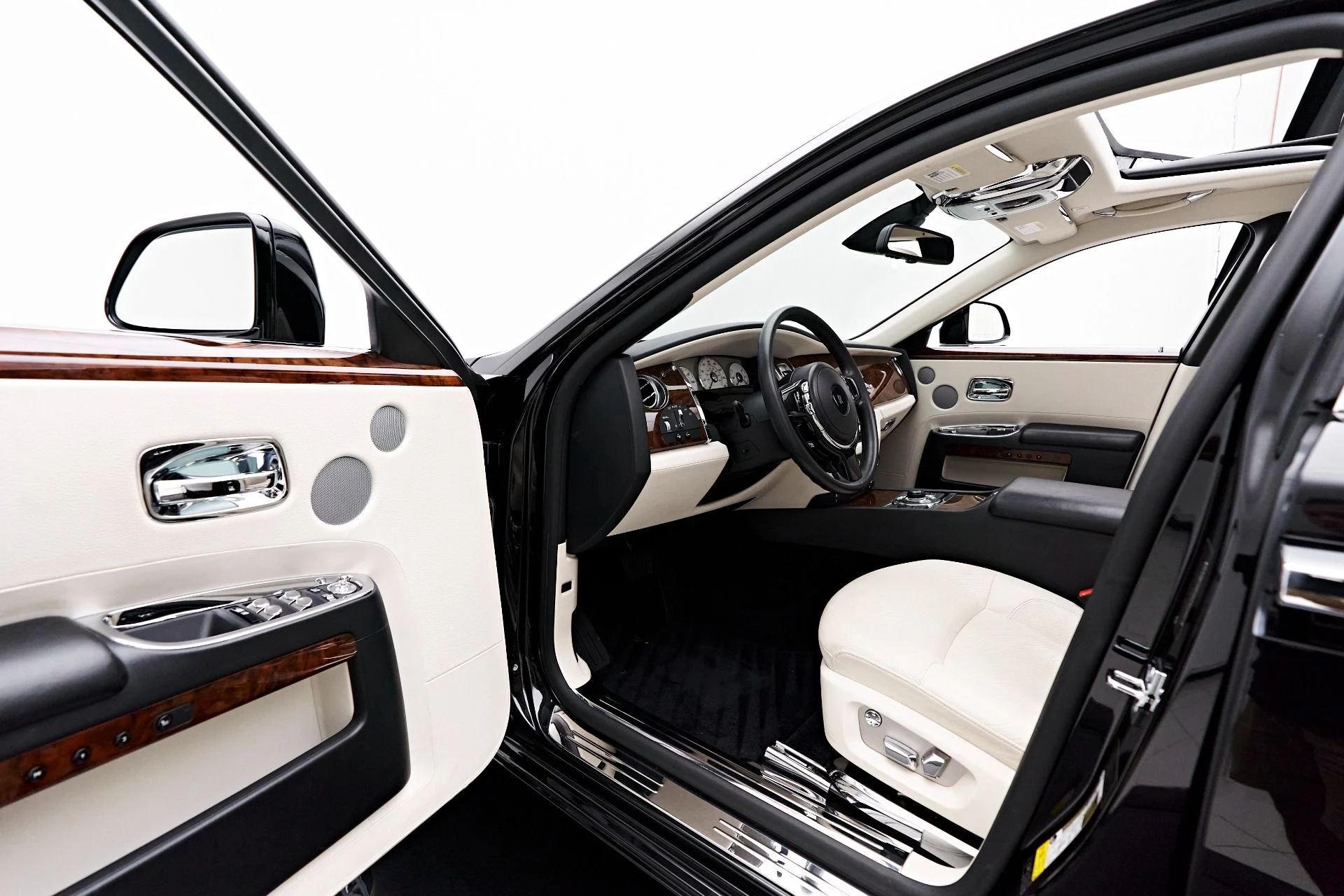 mph036_1523725095_Used_2012_Rolls_Royce_Ghost_Base_1690494640_1b06200b0d
