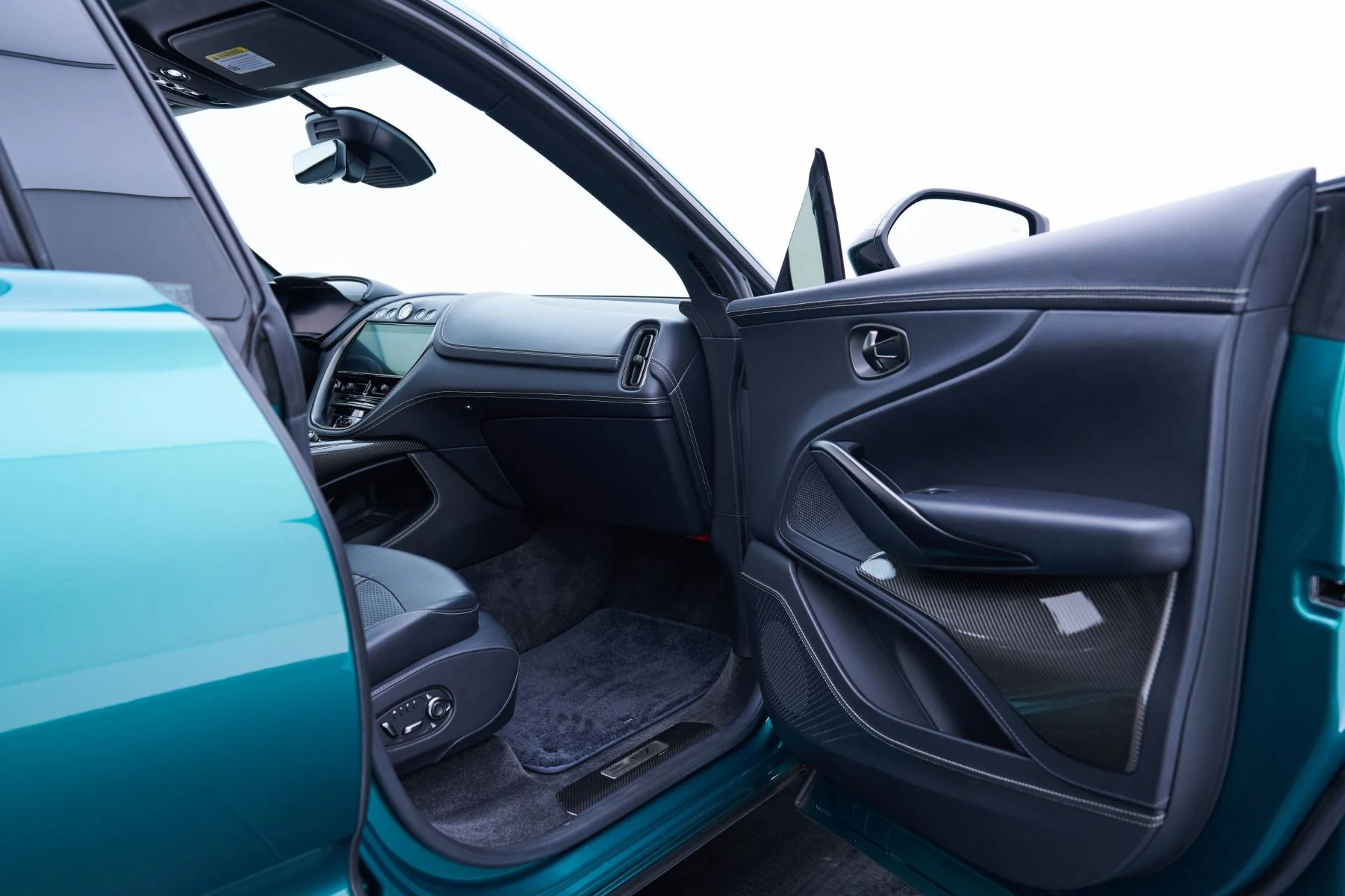 mph036_1550314537_Used_2024_Aston_Martin_DBX_707_1793218303_6533b4a535