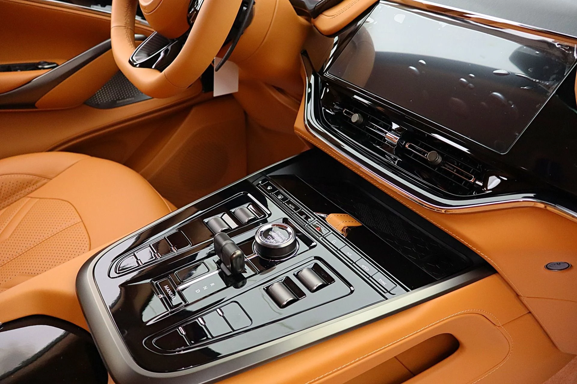 mph036_1557787846_New_2026_Aston_Martin_DBX_S_e0a0a7ffb9