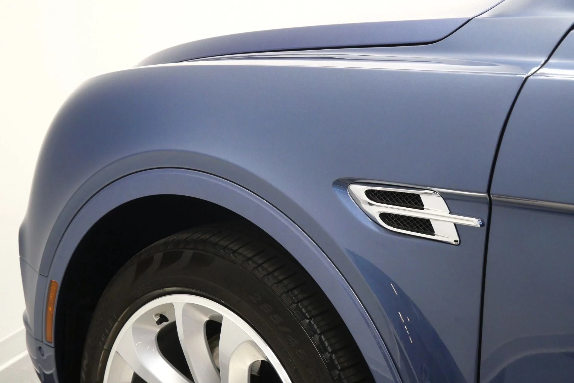 mph036_1594428276_Used_2018_Bentley_Bentayga_Onyx_Edition_W12_Touring_Specification_Front_Seat_Comfort_Specification_1772647427_be11e0e073