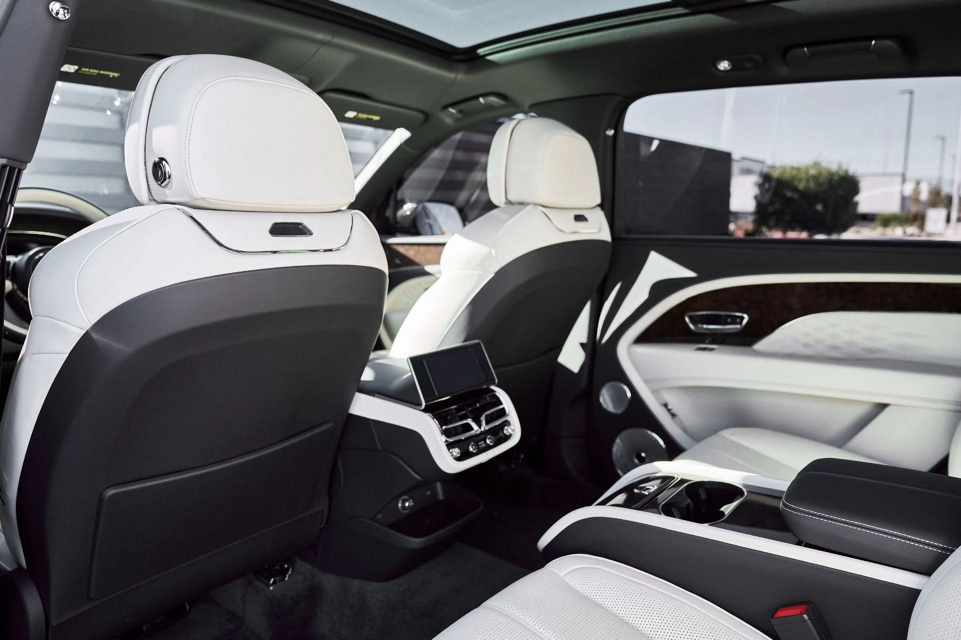 mph036_1613605226_Used_2023_Bentley_Bentayga_EWB_Azure_1773968880_9c29e5392c