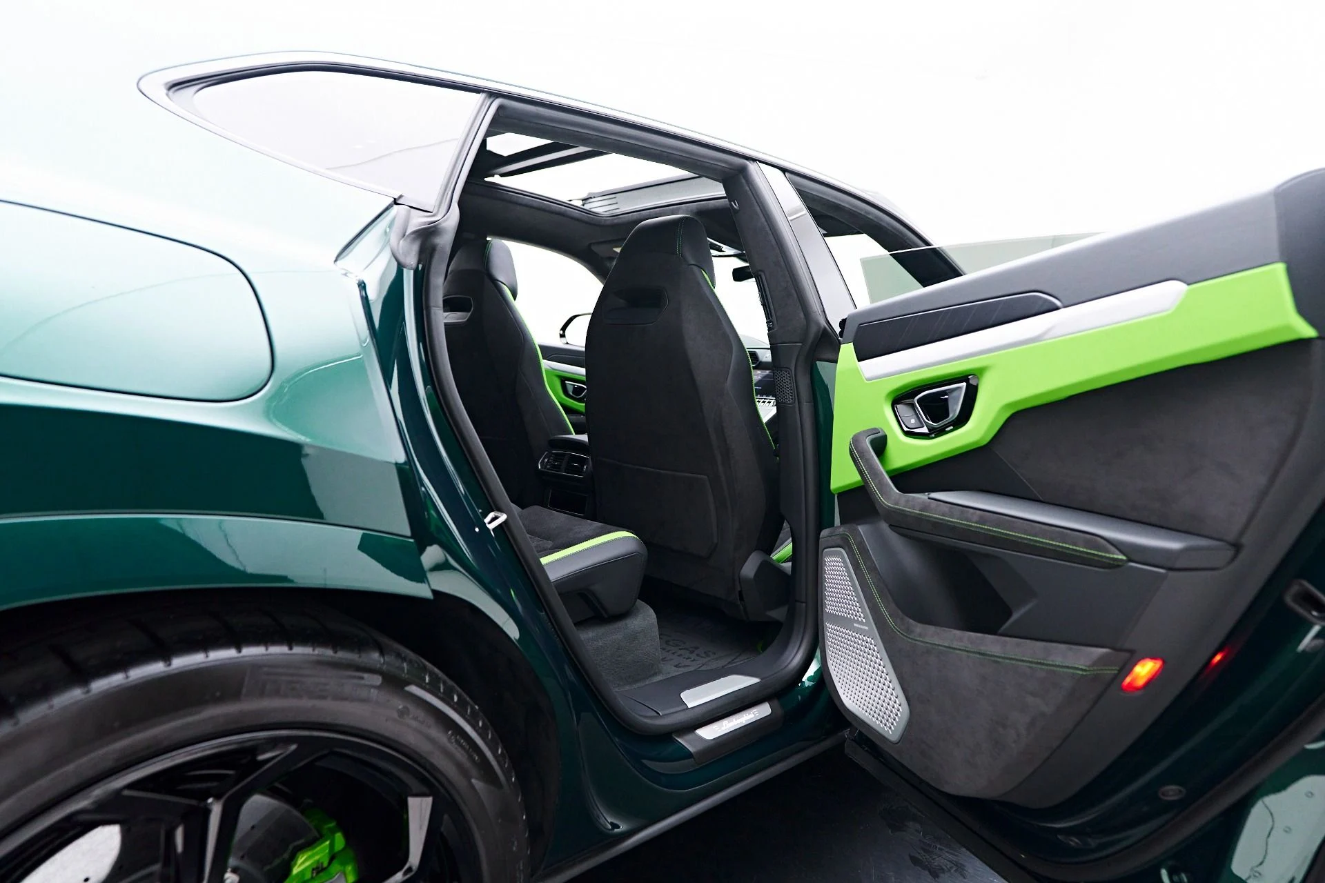 mph036_1627853854_Used_2024_Lamborghini_Urus_S_1749338360_4faefbc04a