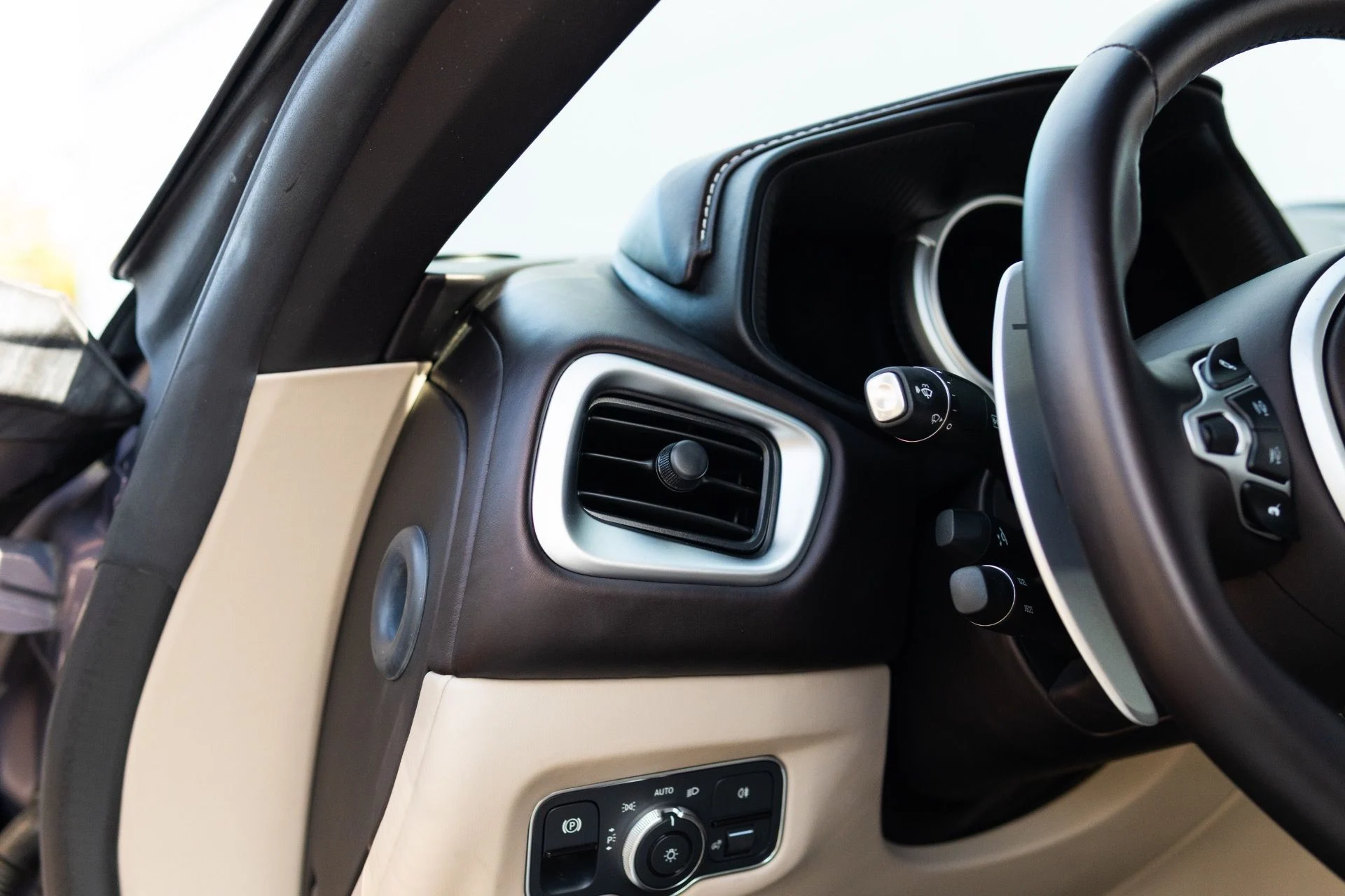 mph036_16449606_Used_2023_Aston_Martin_DB_11_V8_1765580220_d70e2b7bb0