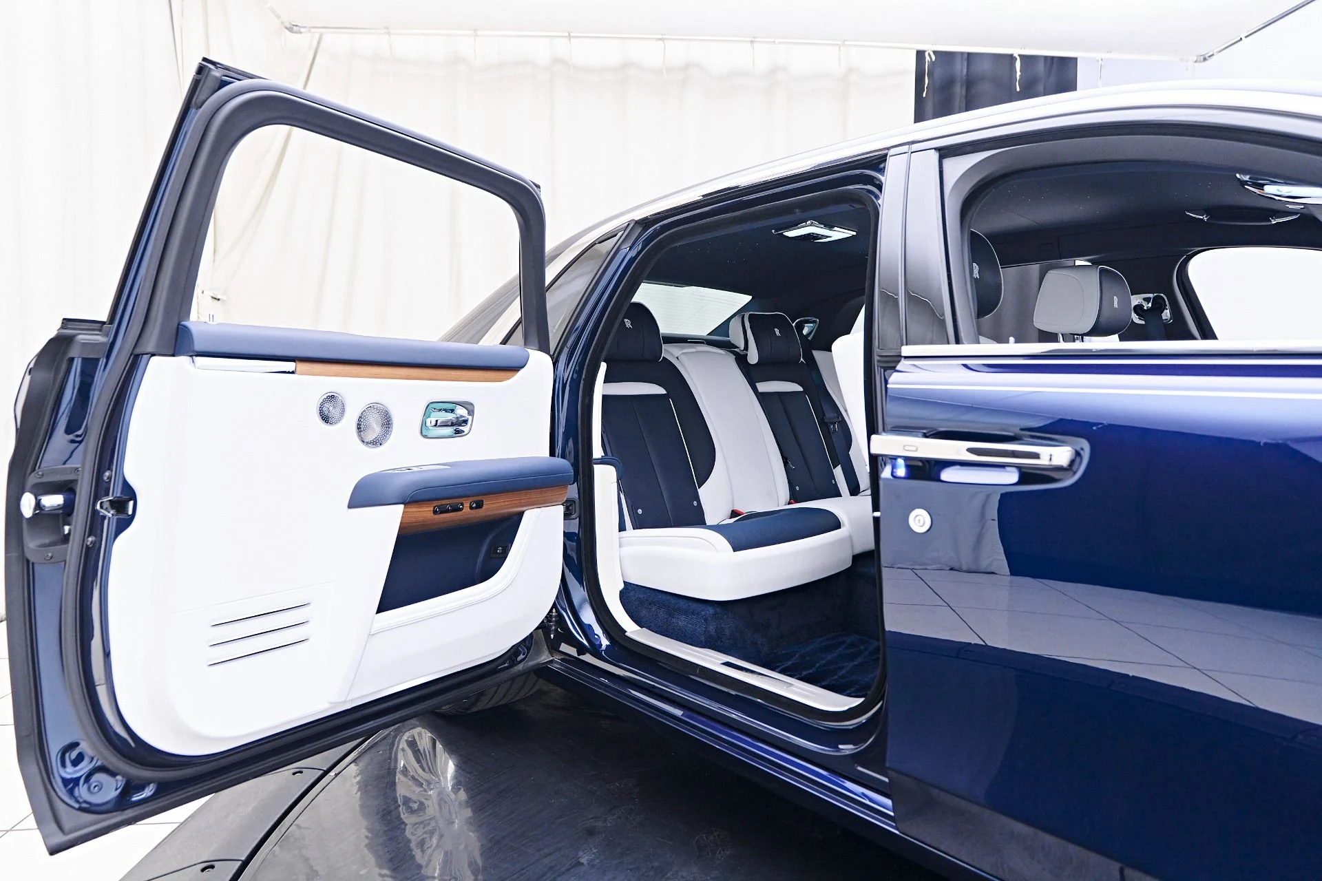 mph036_1666102394_Used_2023_Rolls_Royce_Ghost_1755200436_ebeab6d95f