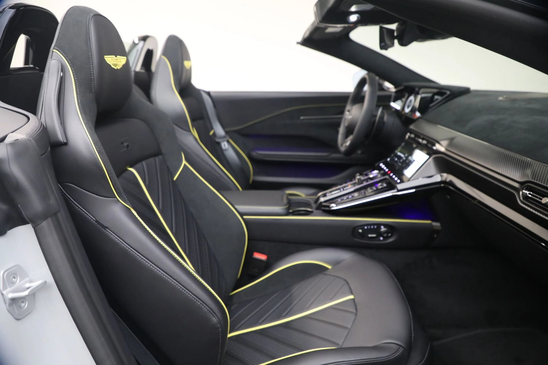 mph036_1668638842_New_2026_Aston_Martin_Vantage_S_Roadster_1776800186_01f8c5c4a1